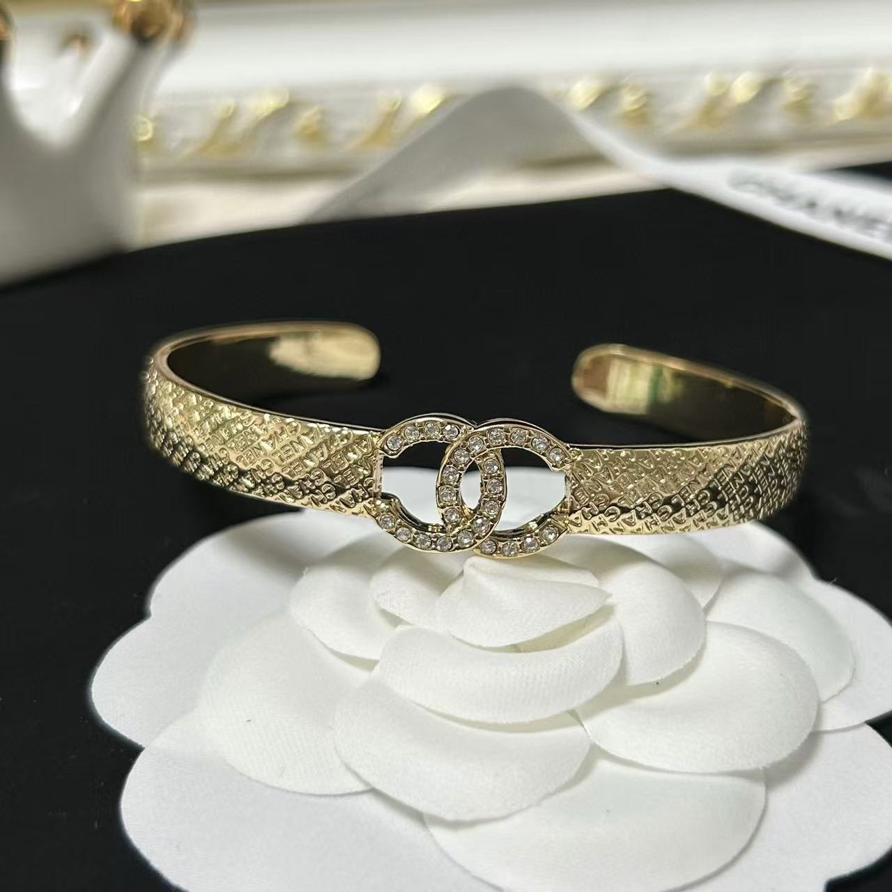 CHANE1 エンボスレター ダブル C ダイヤモンド ブレスレット【50%割引+送料無料】