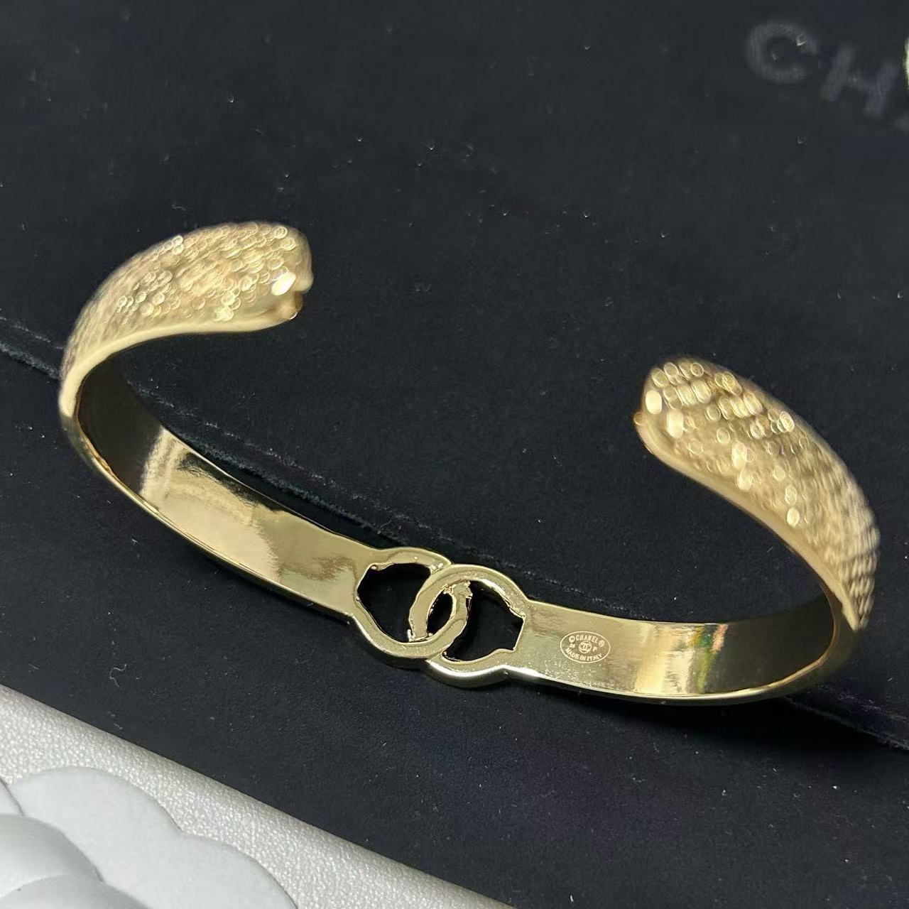 CHANE1 エンボスレター ダブル C ダイヤモンド ブレスレット【50%割引+送料無料】