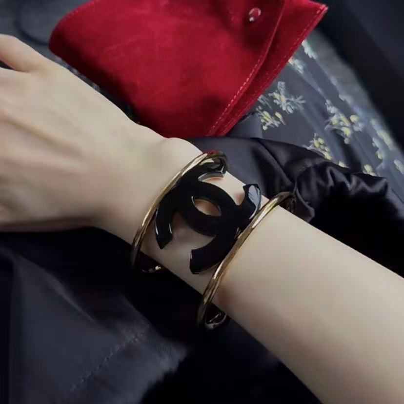 CHANE1 新しいダブル C ロゴ オープン ブレスレット【50％割引+送料無料】