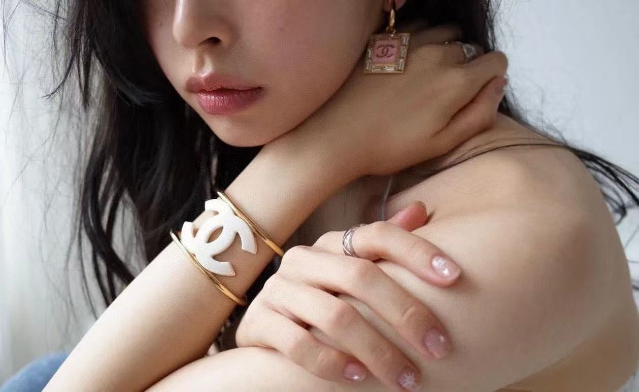 CHANE1 新しいダブル C ロゴ オープン ブレスレット【50％割引+送料無料】