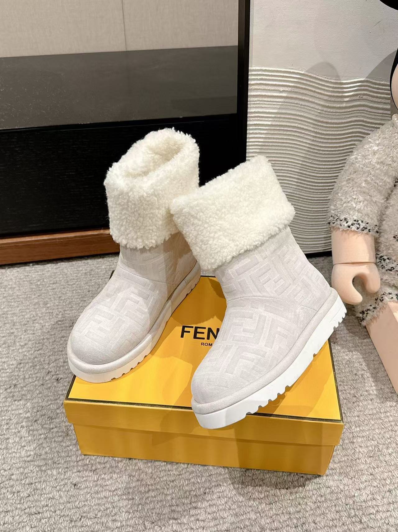 FENDIの高品質スエードスノーブーツ【50％割引+送料無料】