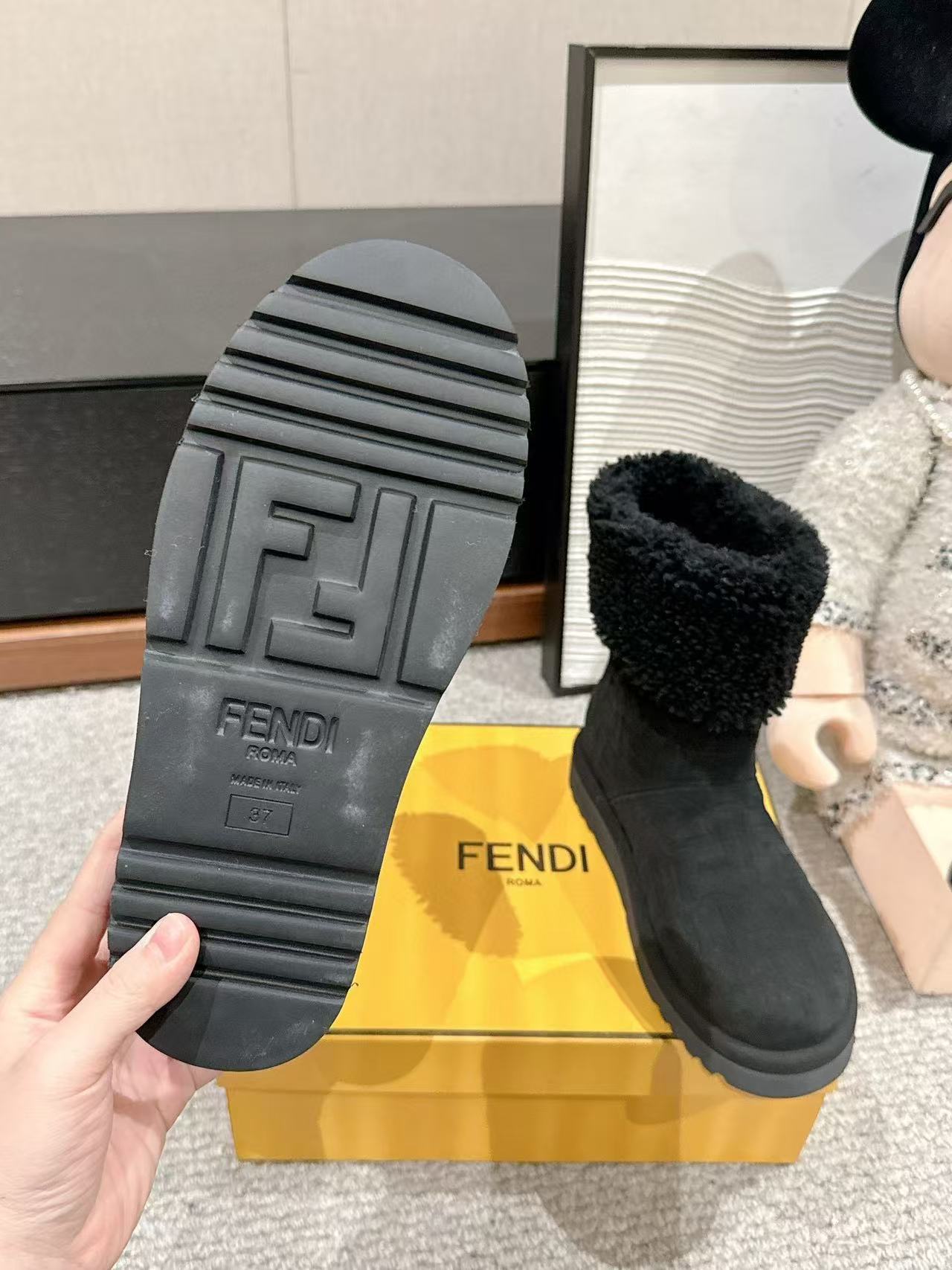 FENDIの高品質スエードスノーブーツ【50％割引+送料無料】