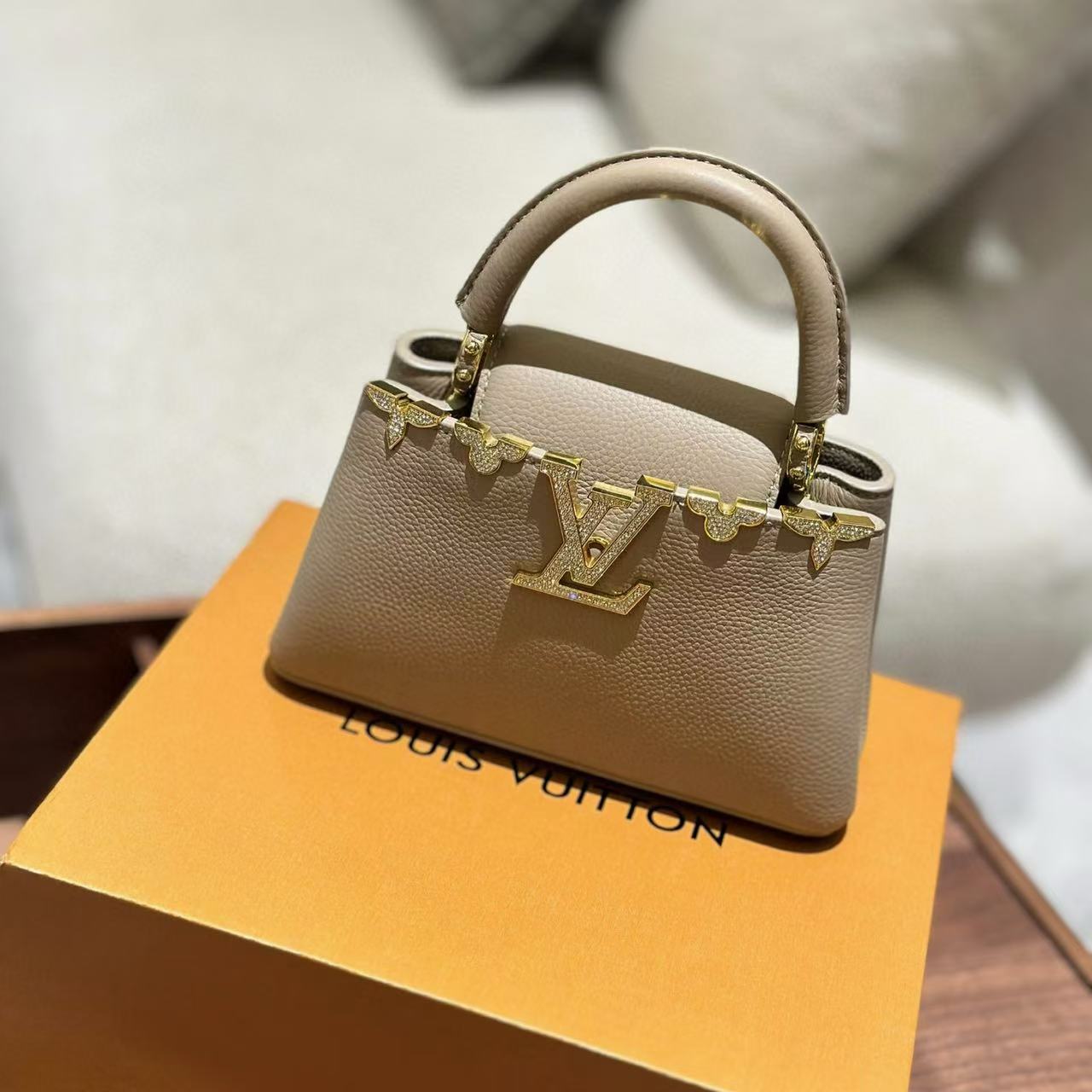 LV Capucines 高品質牛革ハンドバッグ【50％割引+送料無料】