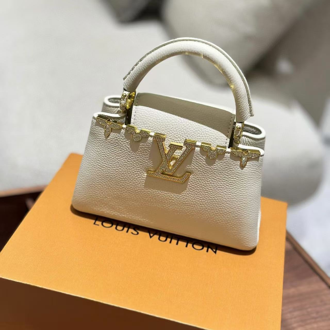 LV Capucines 高品質牛革ハンドバッグ【50％割引+送料無料】