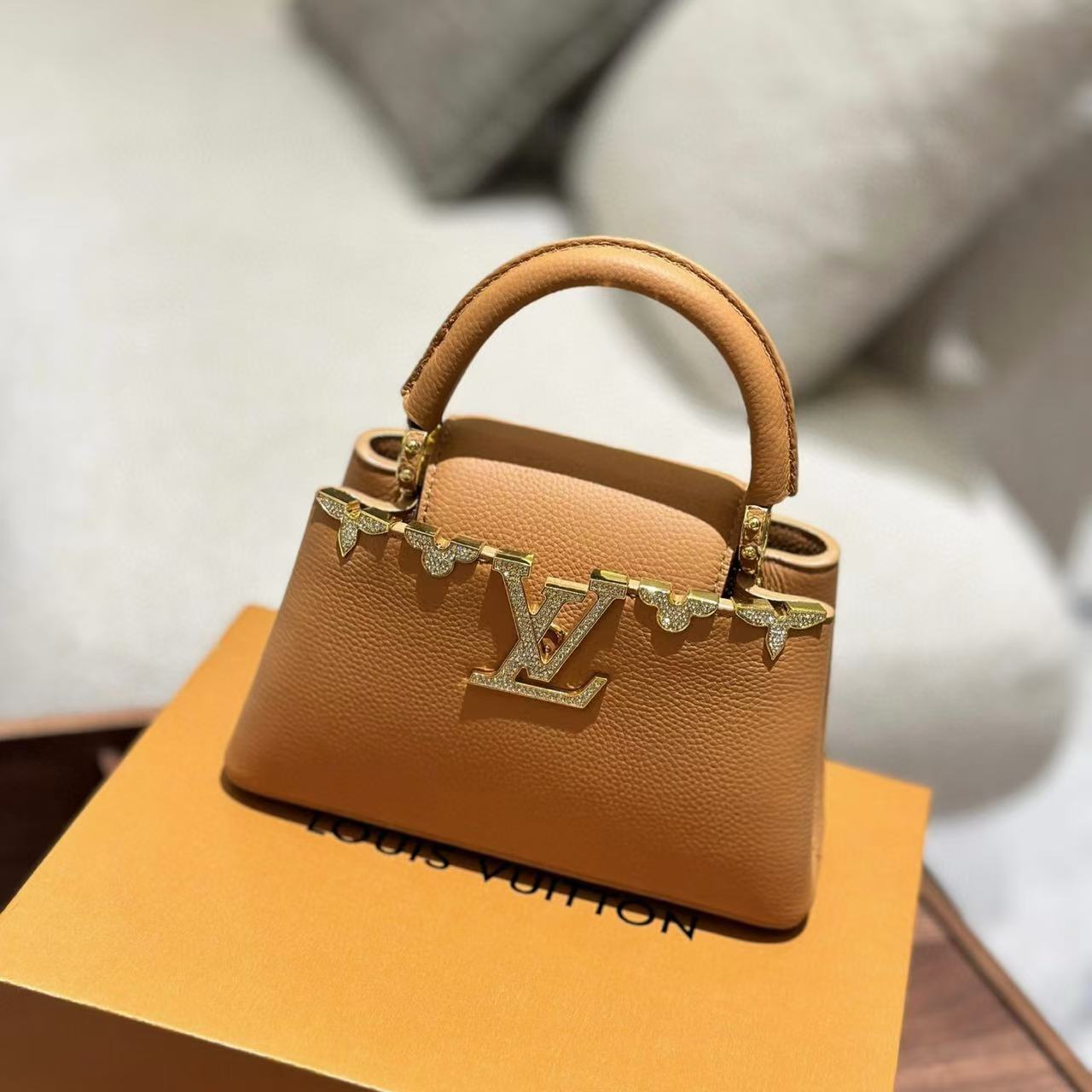 LV Capucines 高品質牛革ハンドバッグ【50％割引+送料無料】