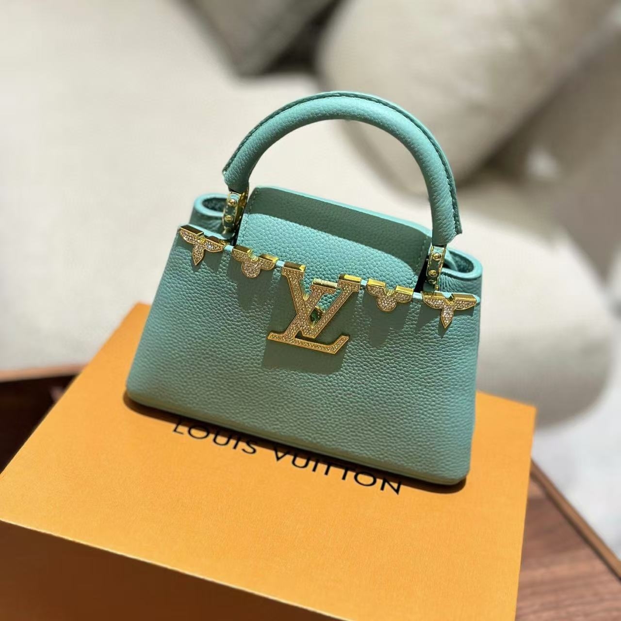 LV Capucines 高品質牛革ハンドバッグ【50％割引+送料無料】