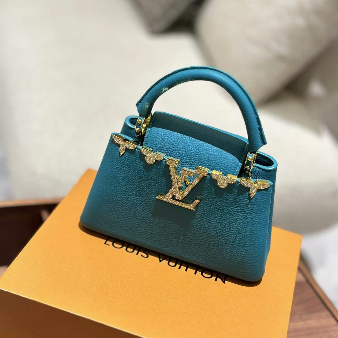 LV Capucines 高品質牛革ハンドバッグ【50％割引+送料無料】