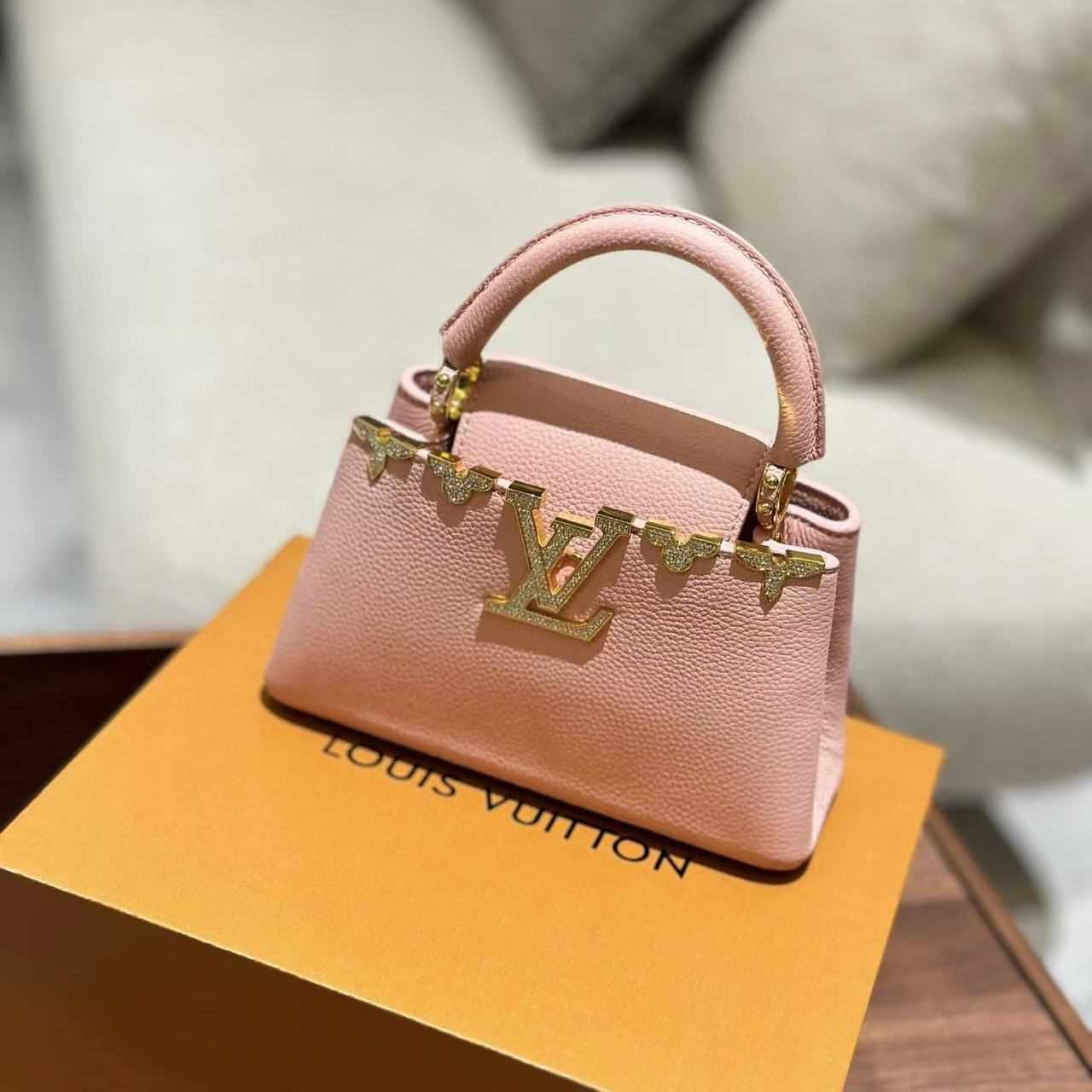 LV Capucines 高品質牛革ハンドバッグ【50％割引+送料無料】