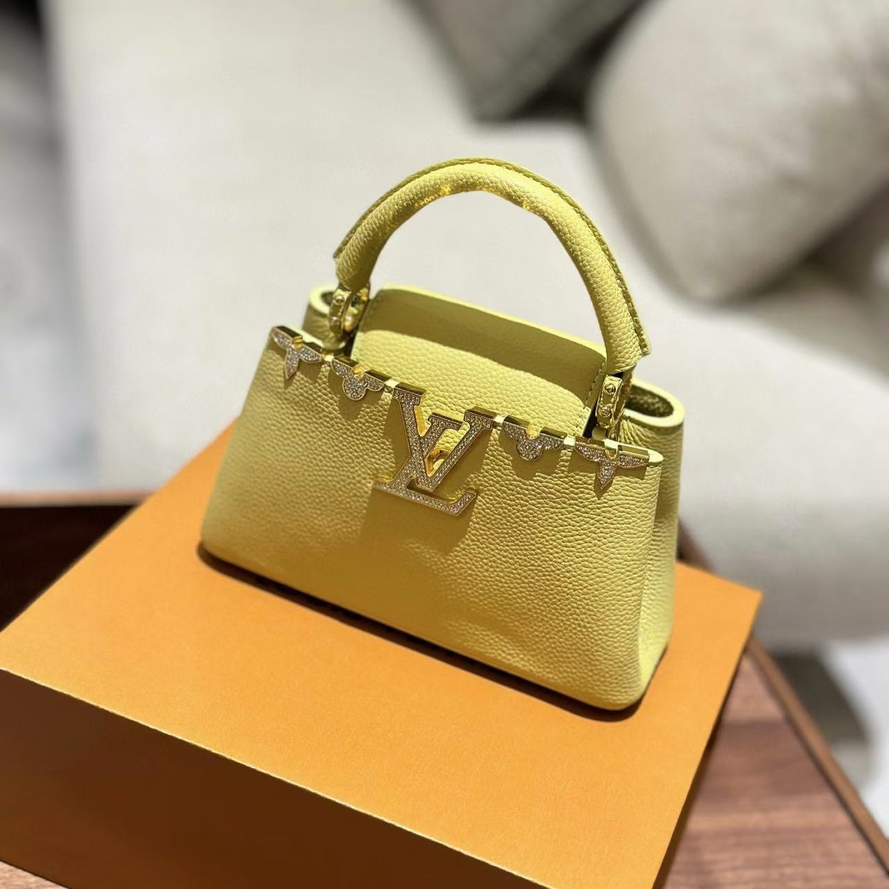LV Capucines 高品質牛革ハンドバッグ【50％割引+送料無料】