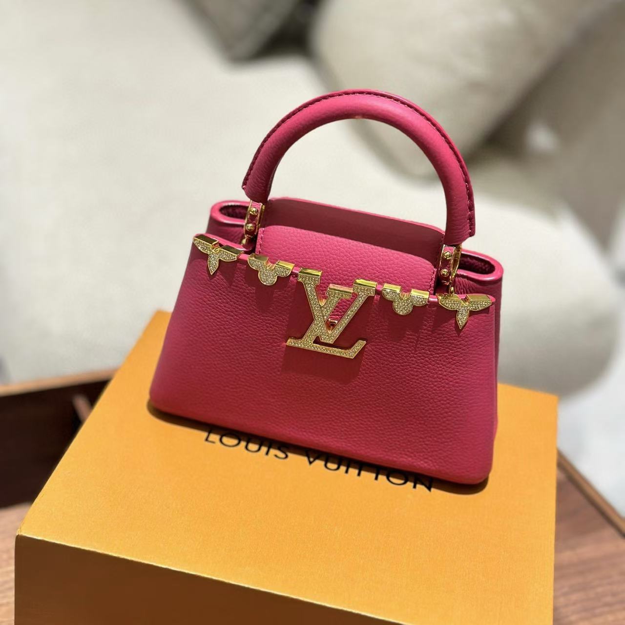 LV Capucines 高品質牛革ハンドバッグ【50％割引+送料無料】
