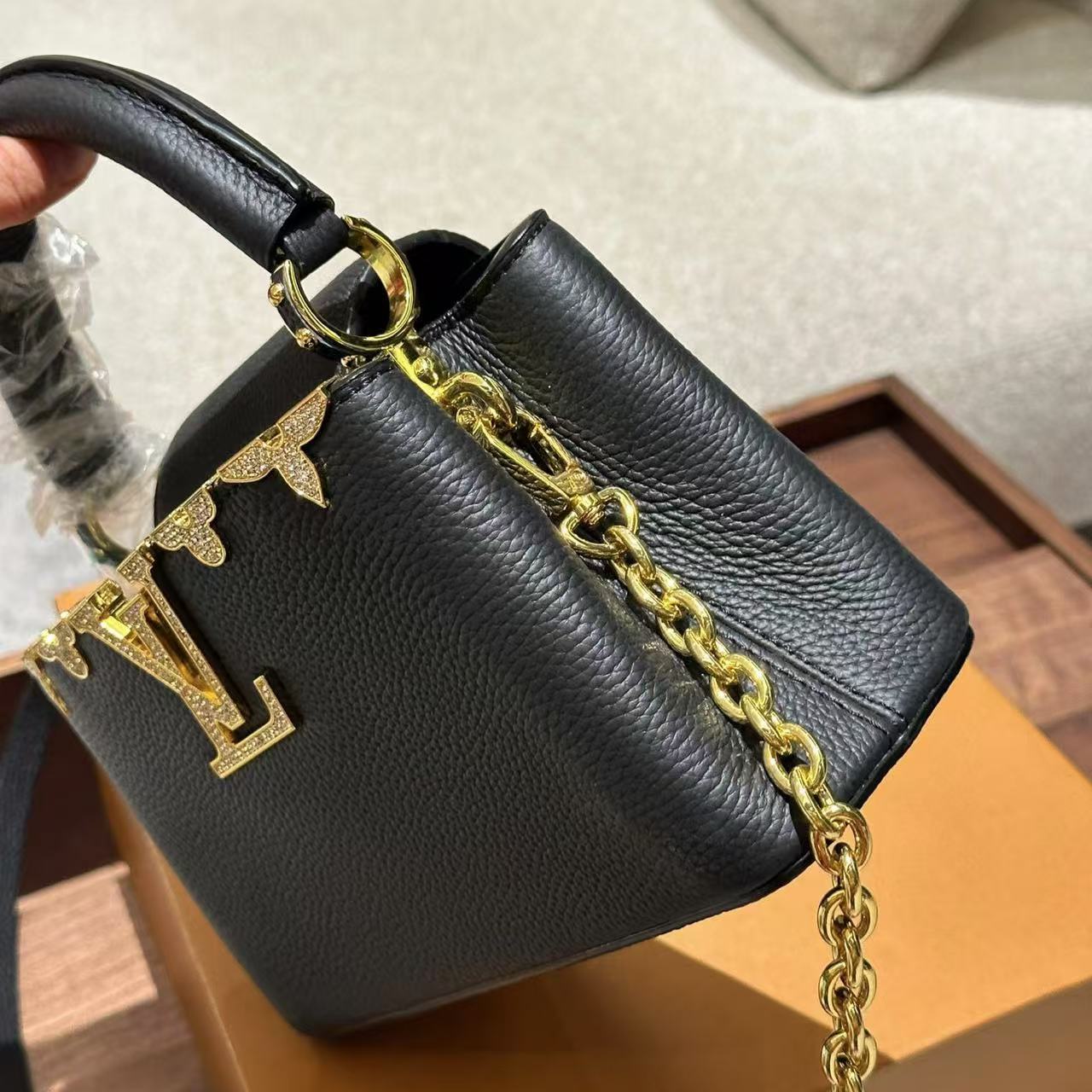 LV Capucines 高品質牛革ハンドバッグ【50％割引+送料無料】