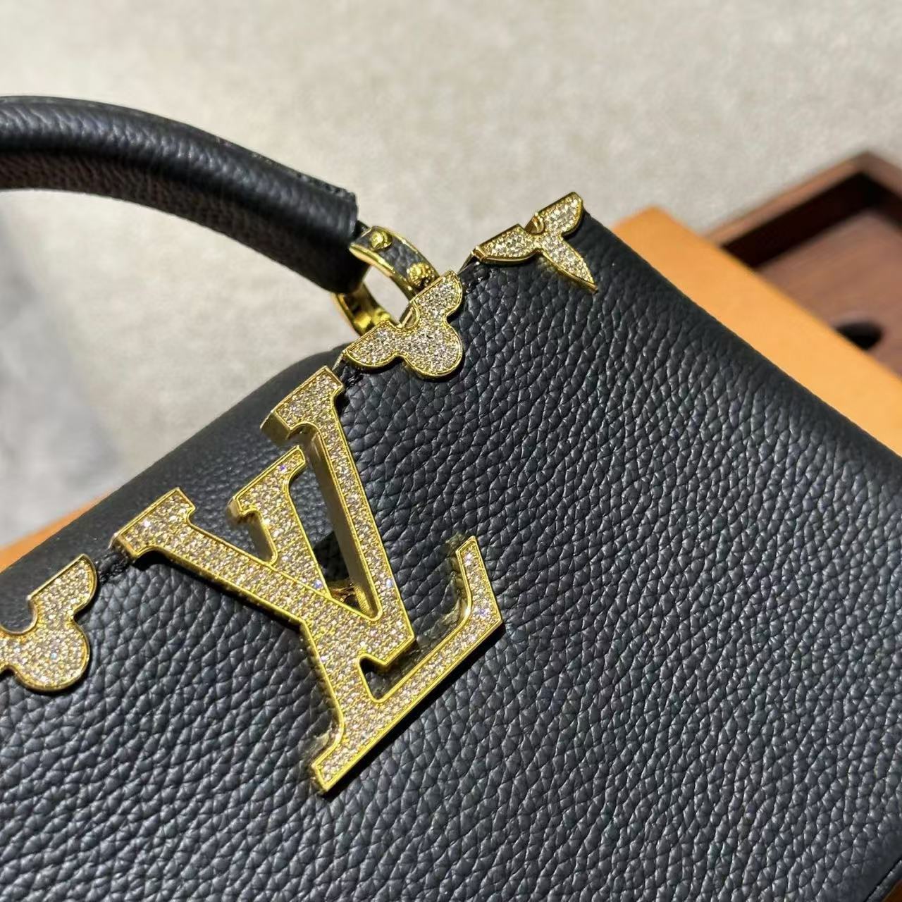 LV Capucines 高品質牛革ハンドバッグ【50％割引+送料無料】