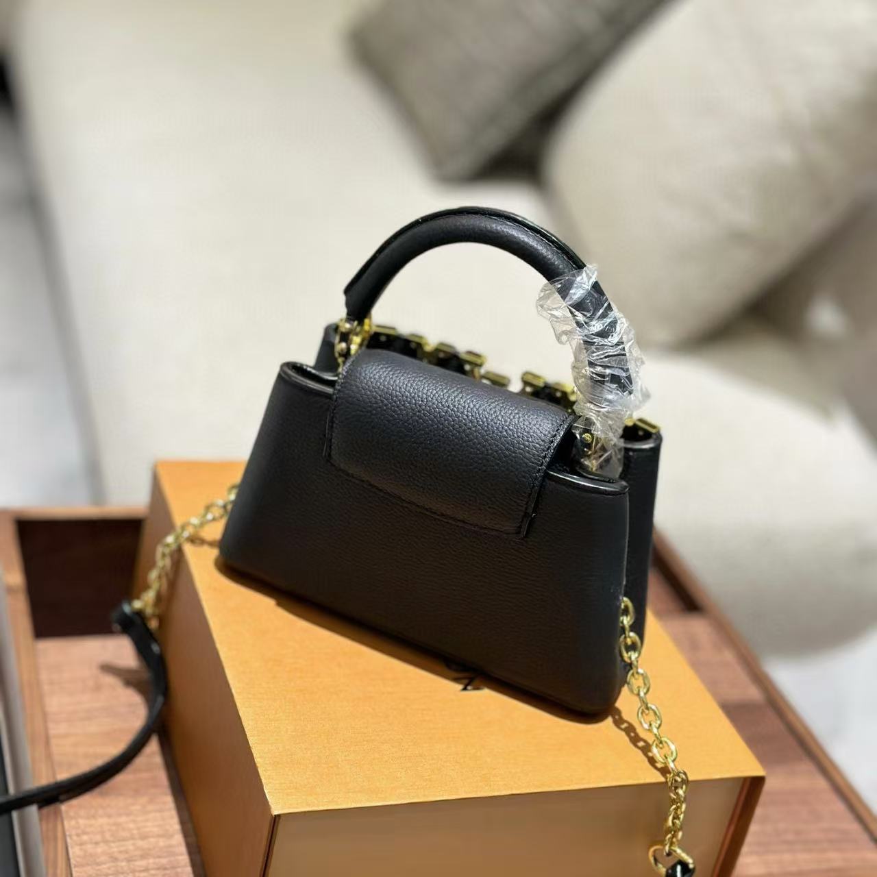 LV Capucines 高品質牛革ハンドバッグ【50％割引+送料無料】