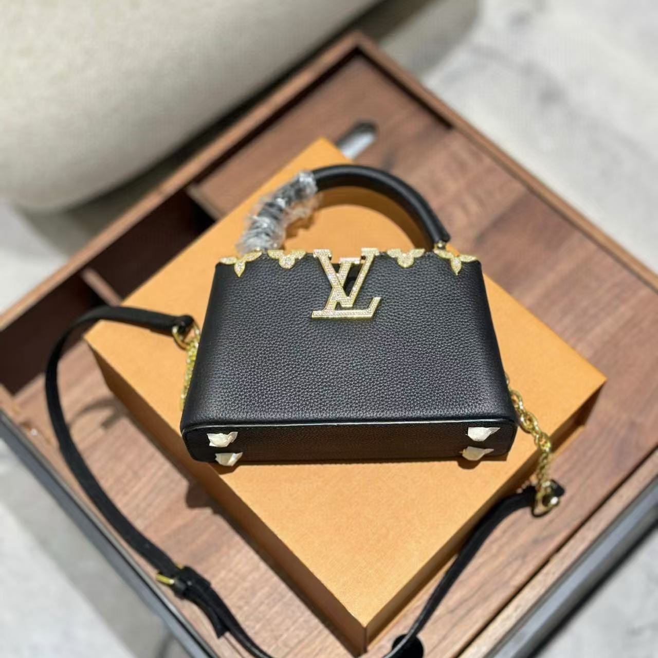 LV Capucines 高品質牛革ハンドバッグ【50％割引+送料無料】