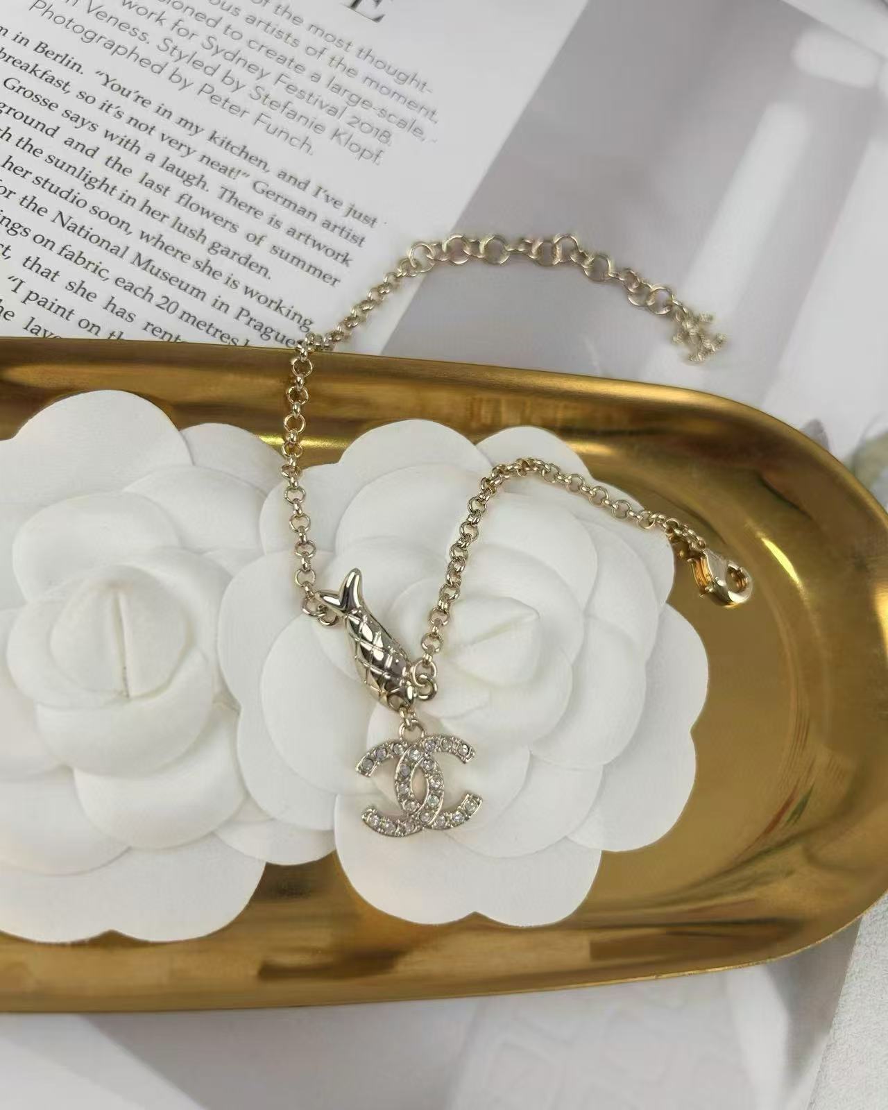 CHANE1 スモールフィッシュ ダブルCロゴネックレス【50％割引+送料無料】