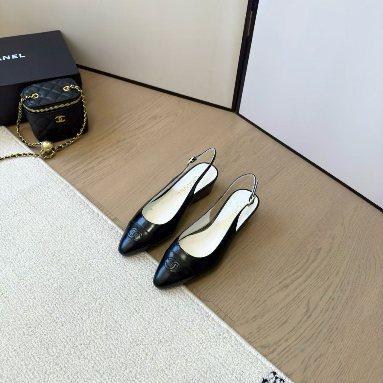 CHANE1 黒と白のローヒール【50％割引+送料無料】