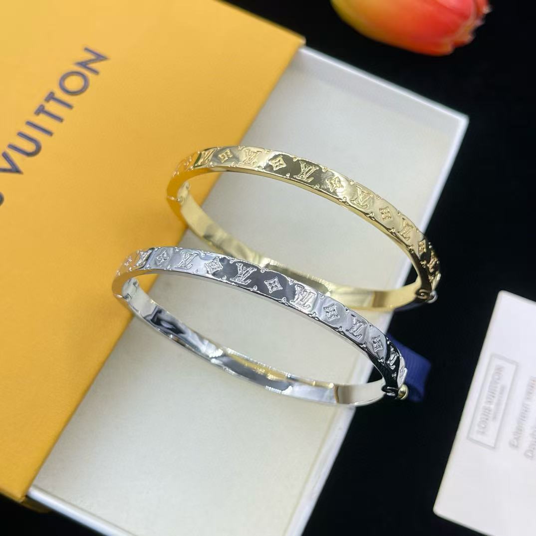 LV 四つ葉のクローバーが刻印されたブレスレット【50％割引+送料無料】