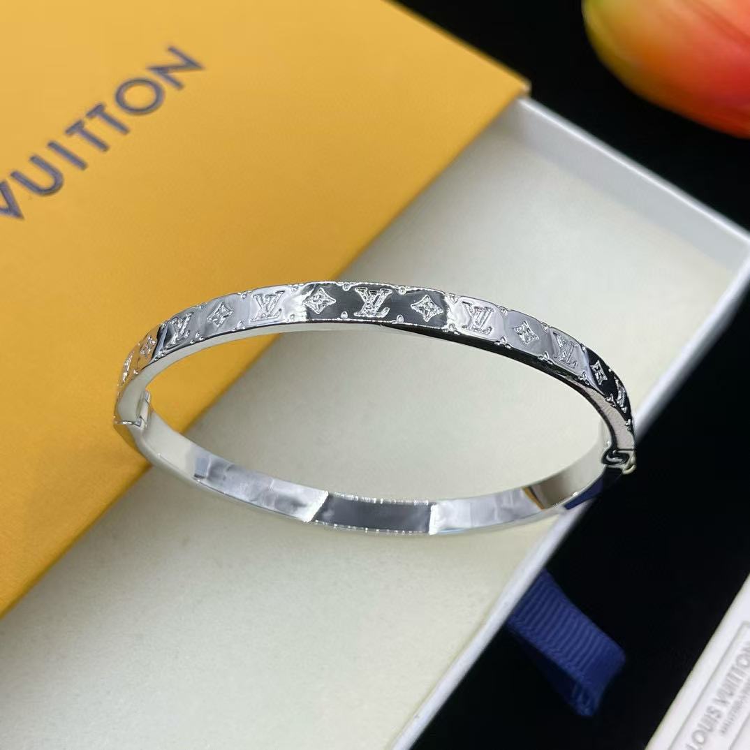 LV 四つ葉のクローバーが刻印されたブレスレット【50％割引+送料無料】