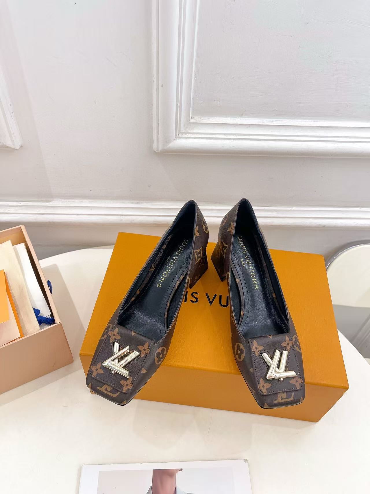 LV 高品質スクエアトゥローヒール【50％割引+送料無料】