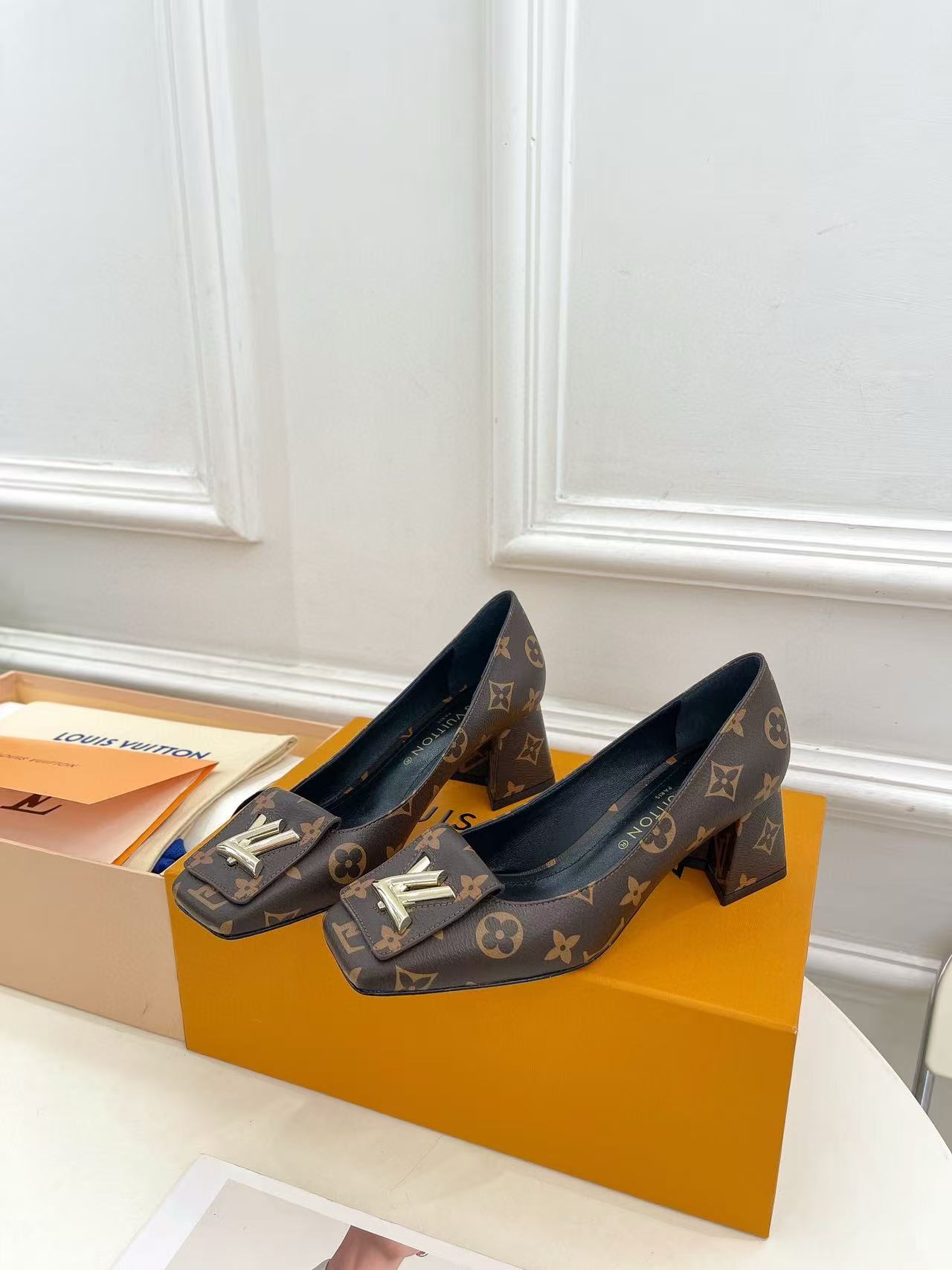 LV 高品質スクエアトゥローヒール【50％割引+送料無料】