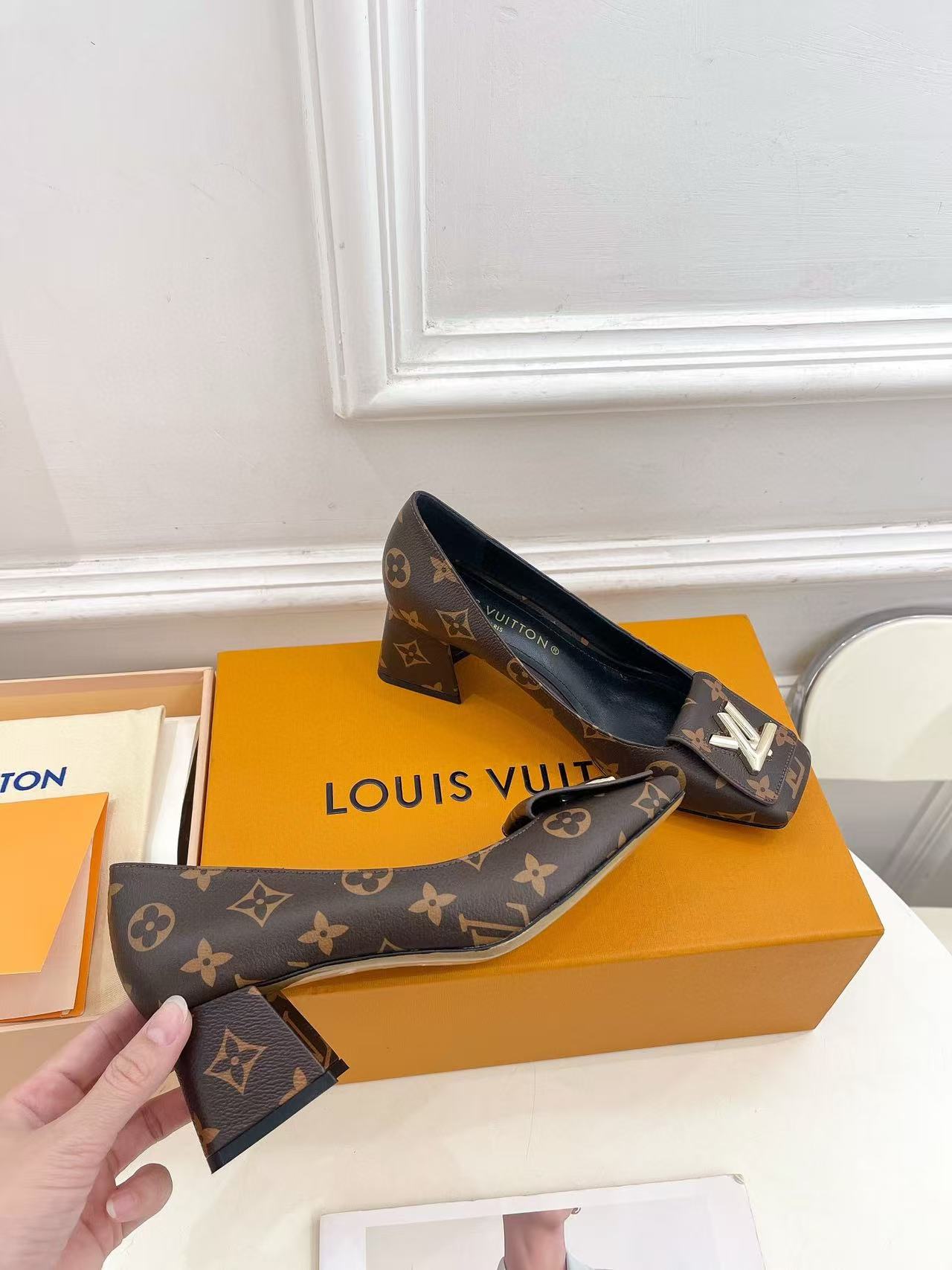 LV 高品質スクエアトゥローヒール【50％割引+送料無料】