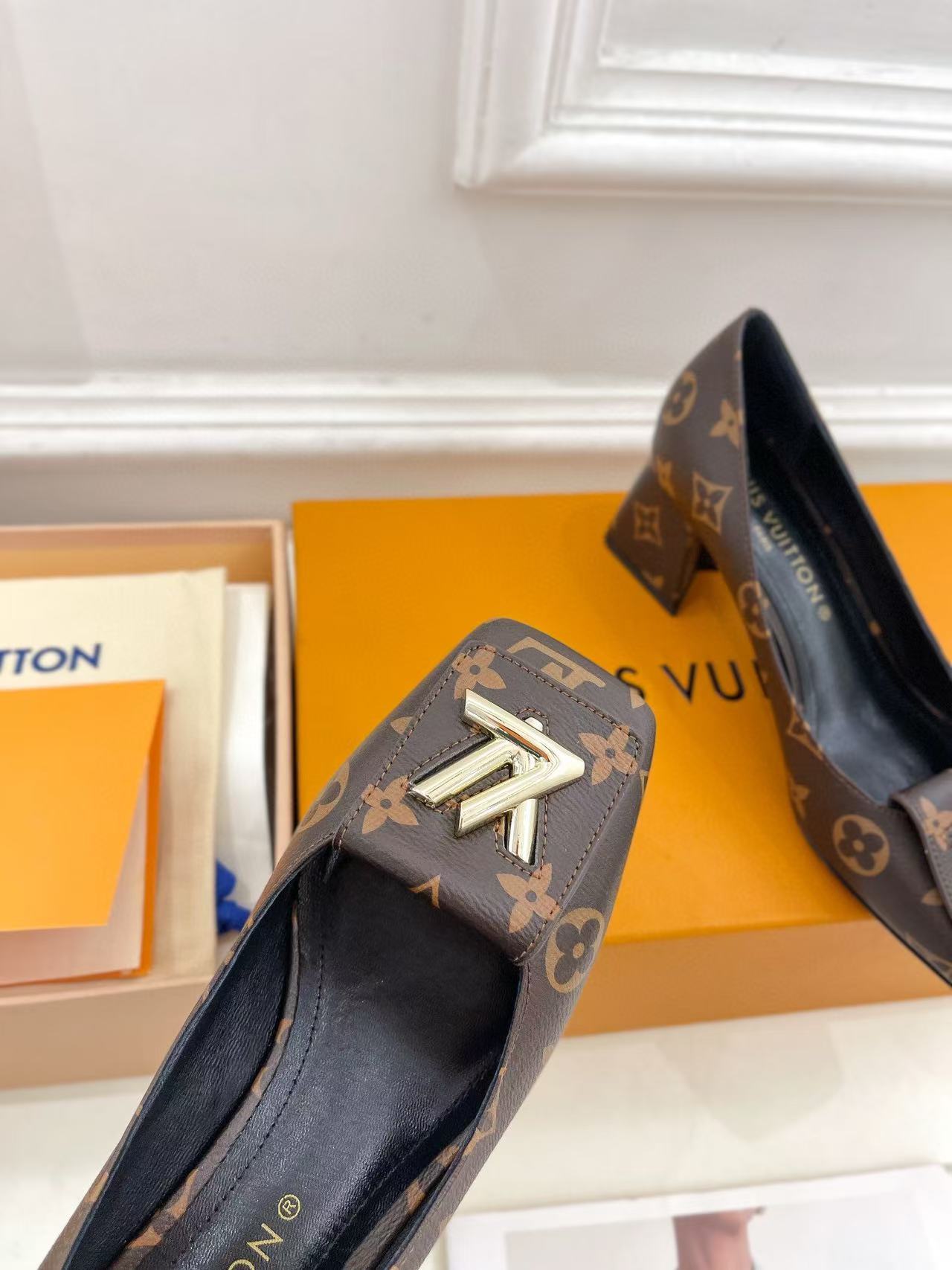 LV 高品質スクエアトゥローヒール【50％割引+送料無料】