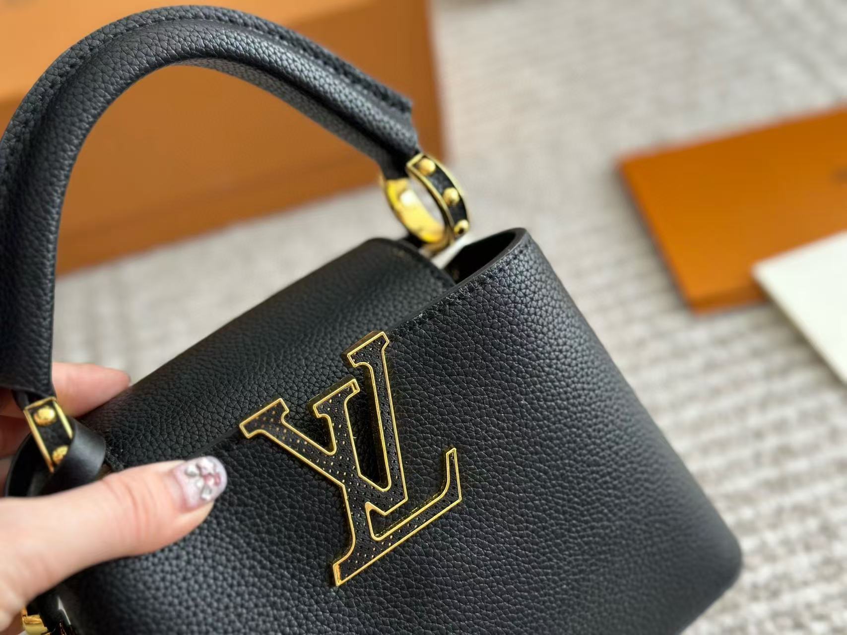 LV Capucinesメタルバックルハンドバッグ【50％割引+送料無料】