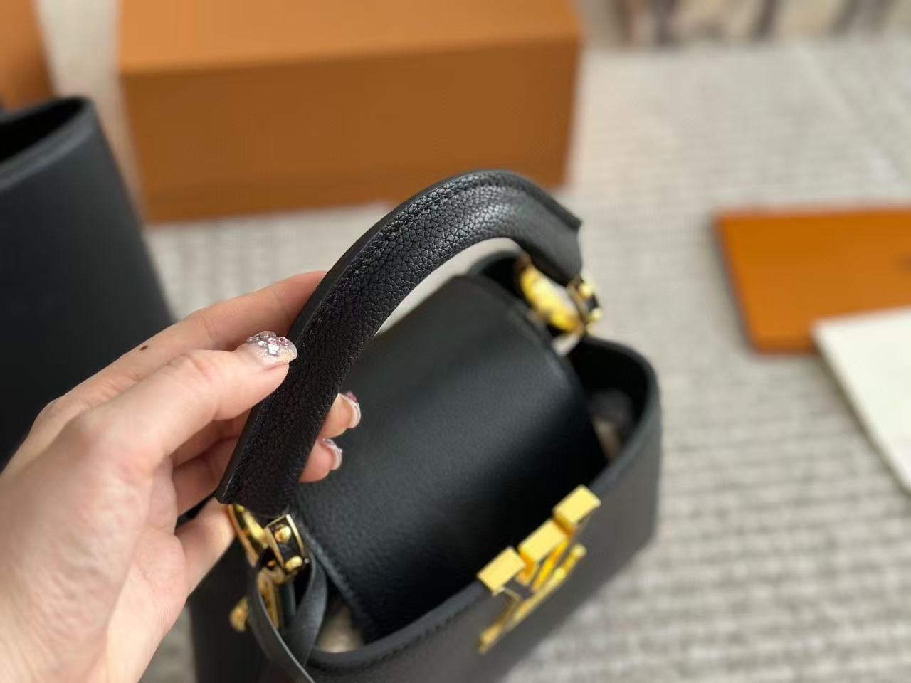 LV Capucinesメタルバックルハンドバッグ【50％割引+送料無料】