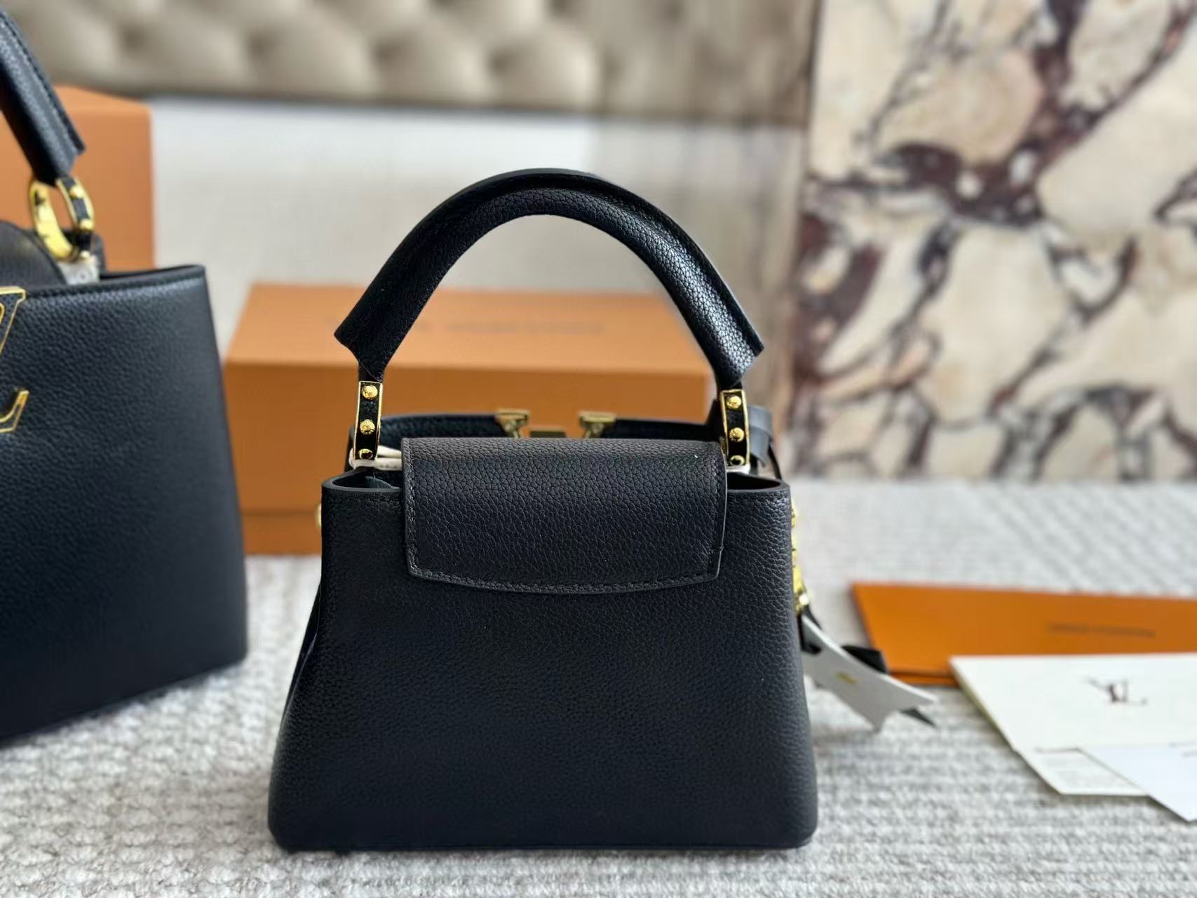 LV Capucinesメタルバックルハンドバッグ【50％割引+送料無料】