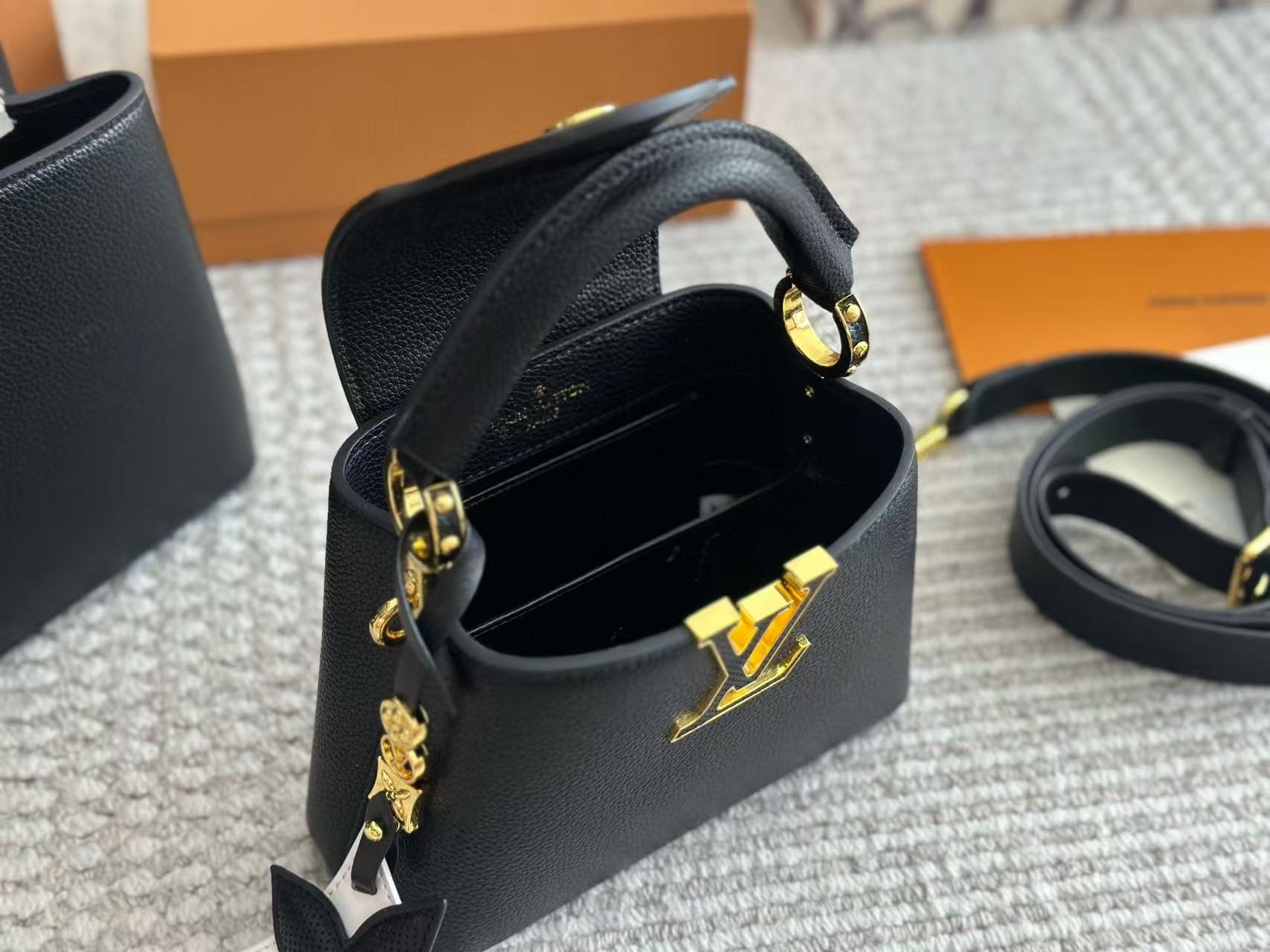 LV Capucinesメタルバックルハンドバッグ【50％割引+送料無料】