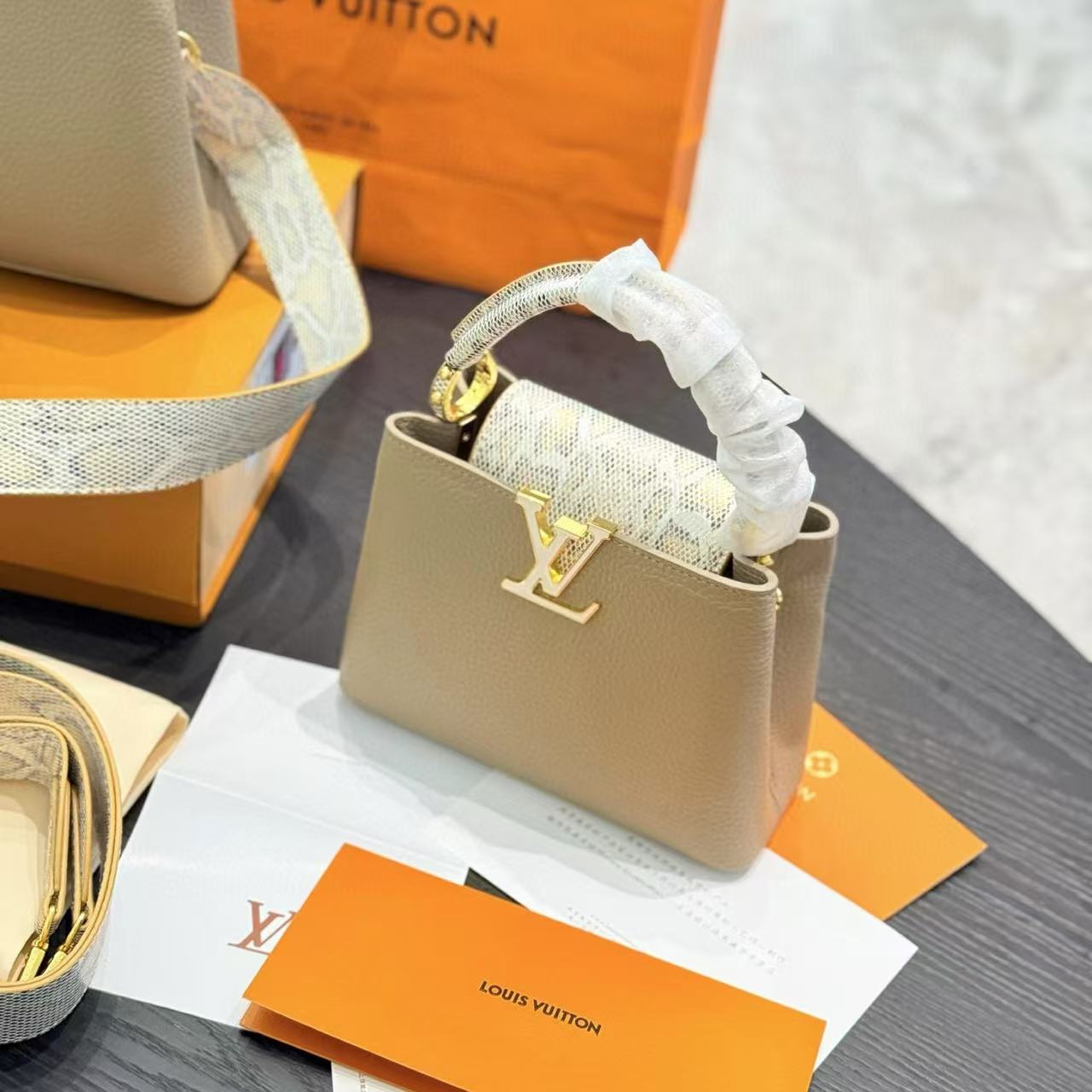 LV Capucinesシリーズハンドバッグ【50％割引+送料無料】