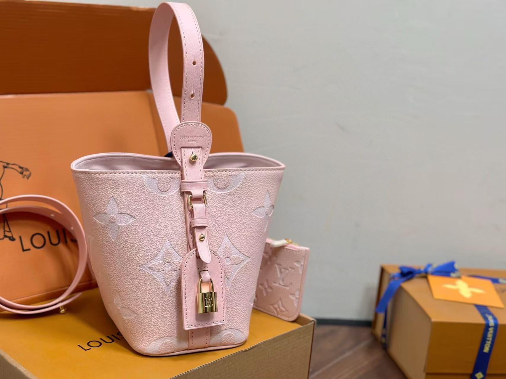 LV 四つ葉のクローバー レザー バケットバッグ【50％割引+送料無料】