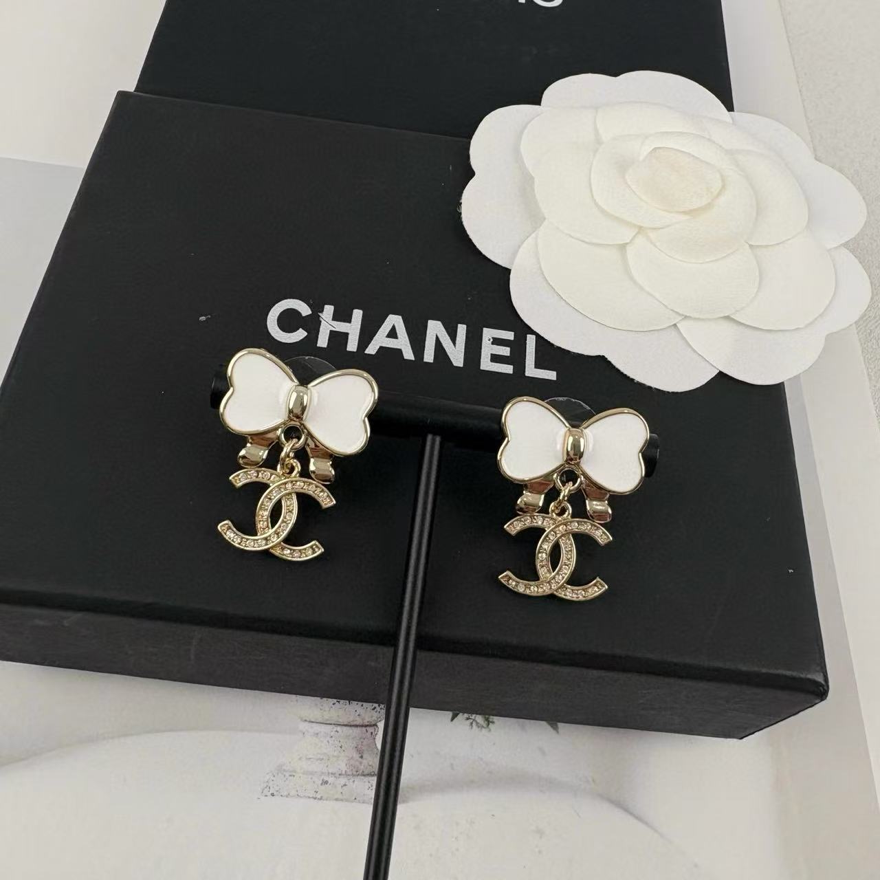 CHANE1 ホワイト リボン イヤリング【 50％割引+送料無料】