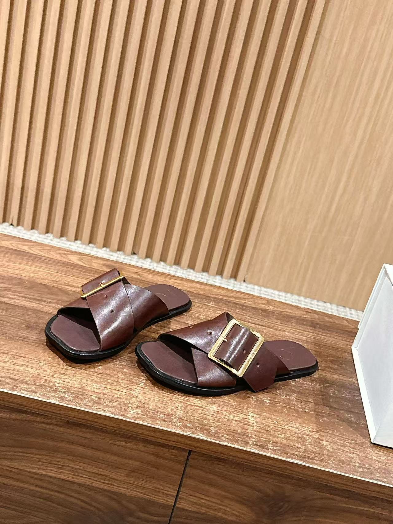 L0WEW 高品質クロスフラットスリッパ【50％割引+送料無料】