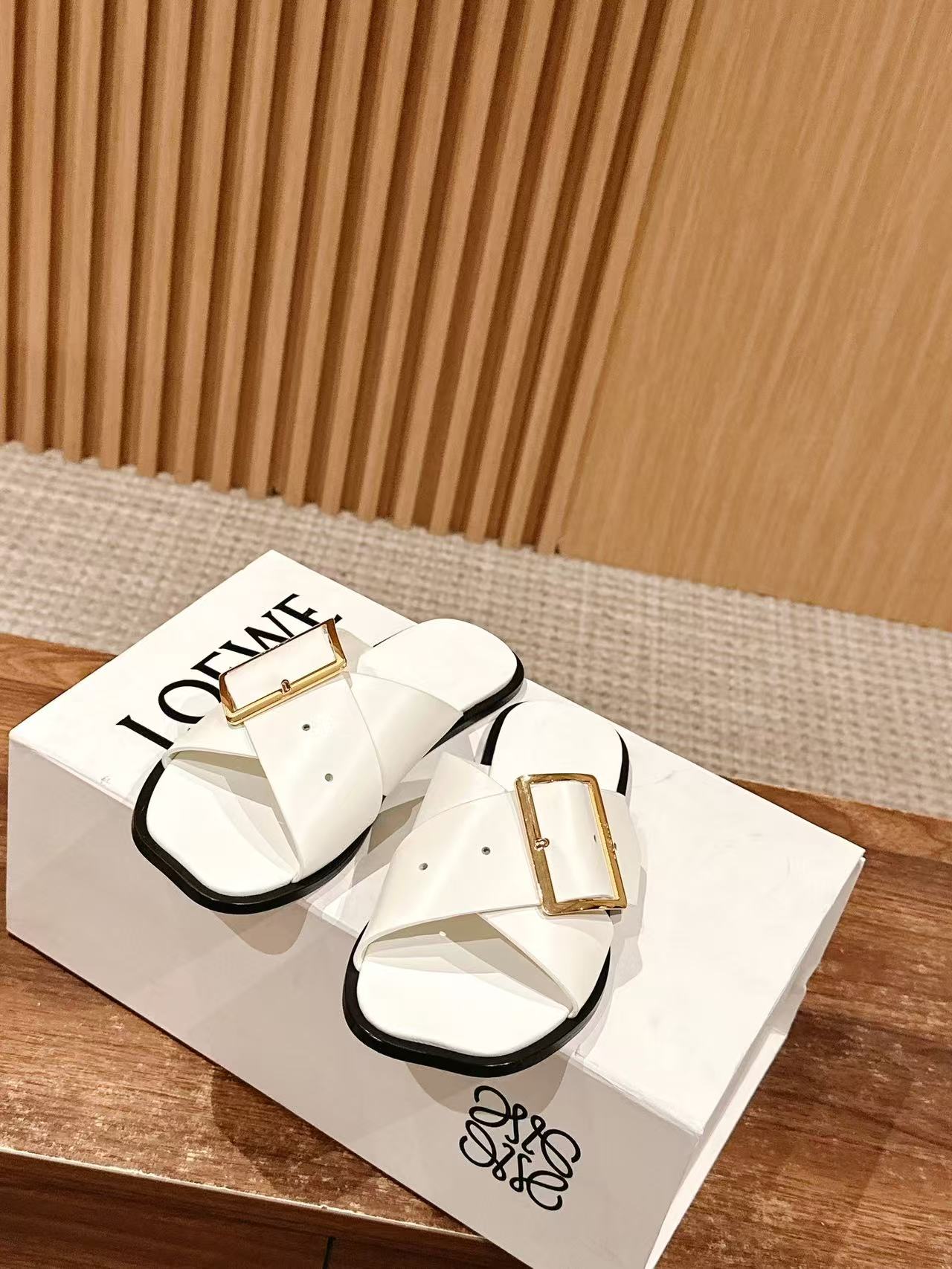 L0WEW 高品質クロスフラットスリッパ【50％割引+送料無料】