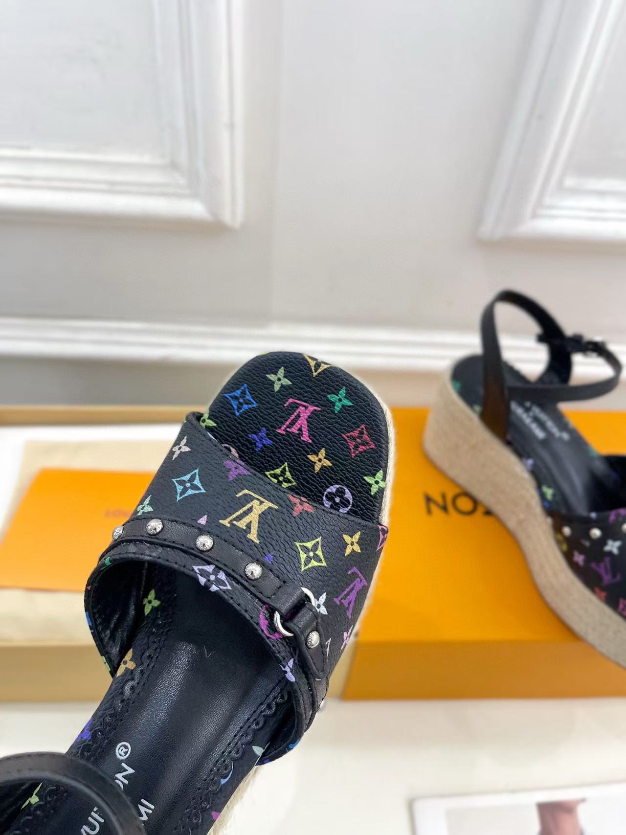 LV 高品質厚底編み込みサンダル【50％割引+送料無料】