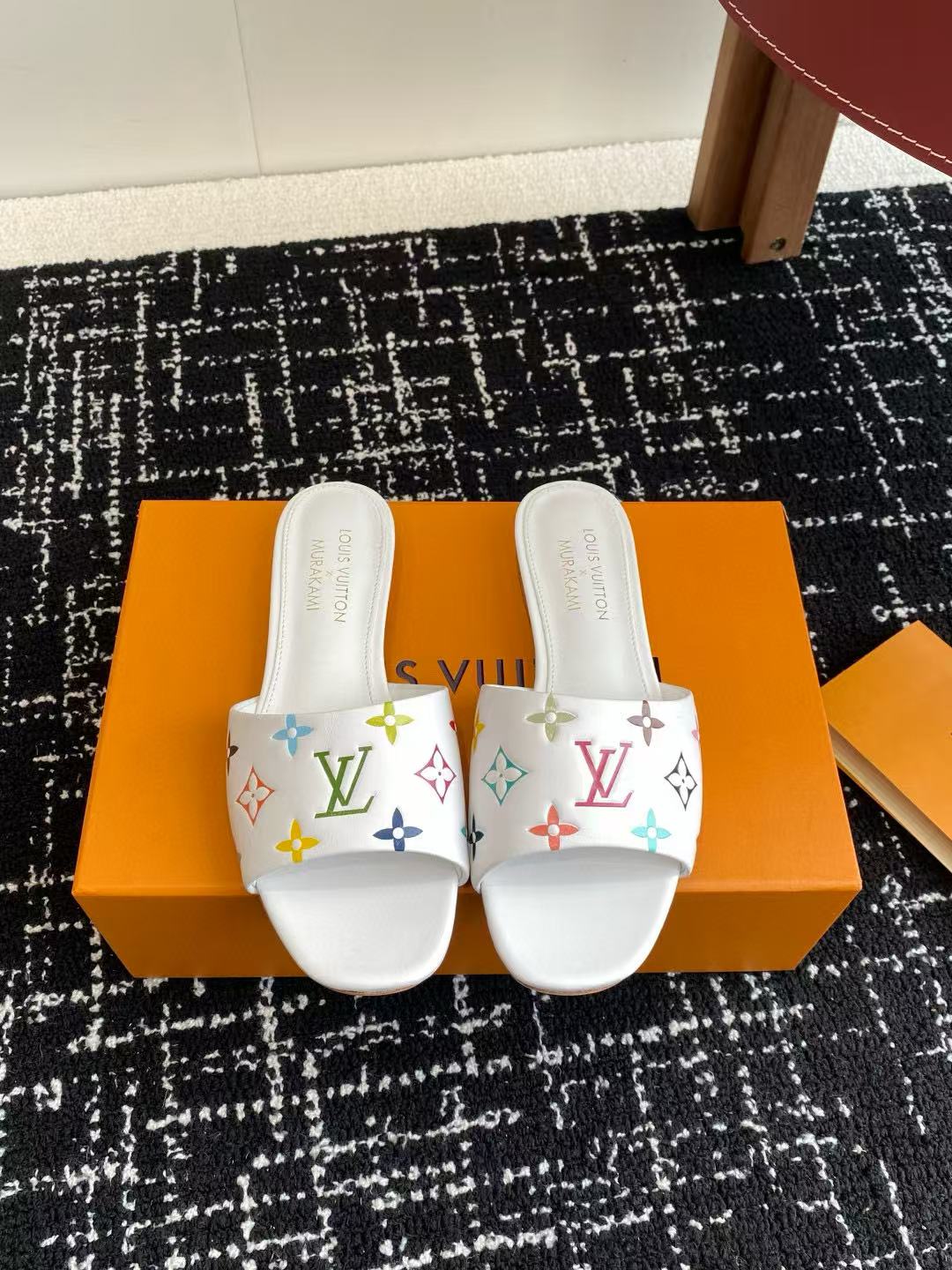 LV 高品質四つ葉のクローバーシープスキンスリッパ【50％割引+送料無料】