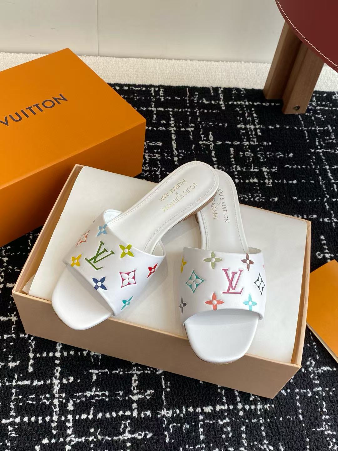 LV 高品質四つ葉のクローバーシープスキンスリッパ【50％割引+送料無料】