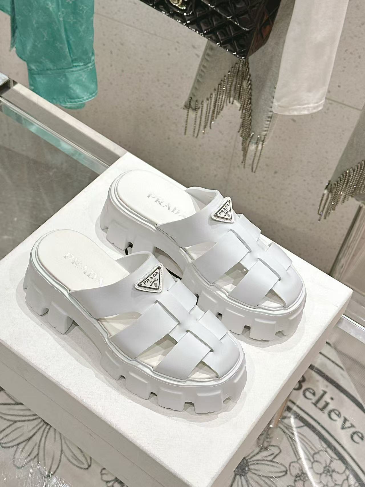 PR4DA 高品質三角ロゴ厚底スリッパ【50％割引+送料無料】