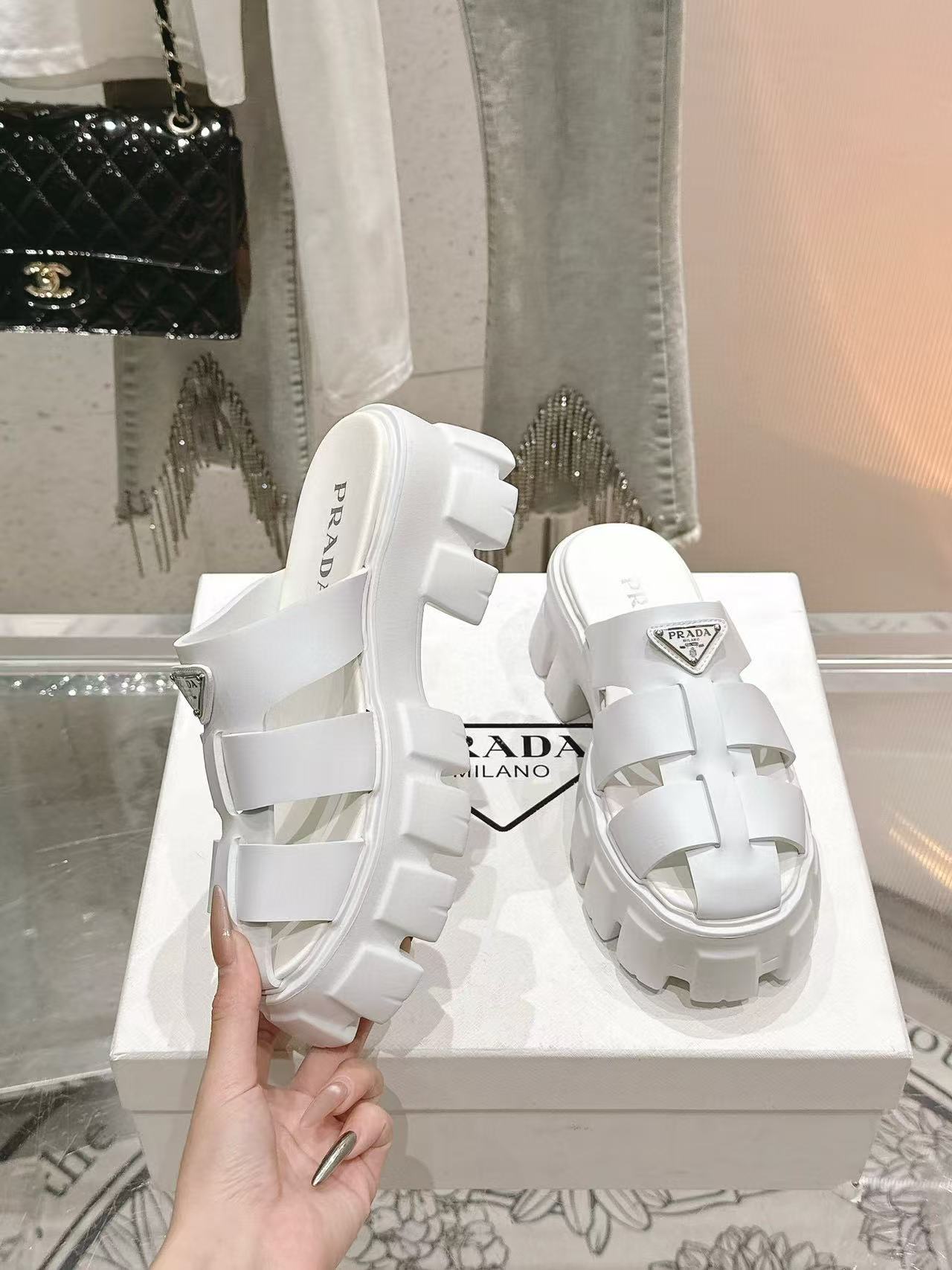 PR4DA 高品質三角ロゴ厚底スリッパ【50％割引+送料無料】