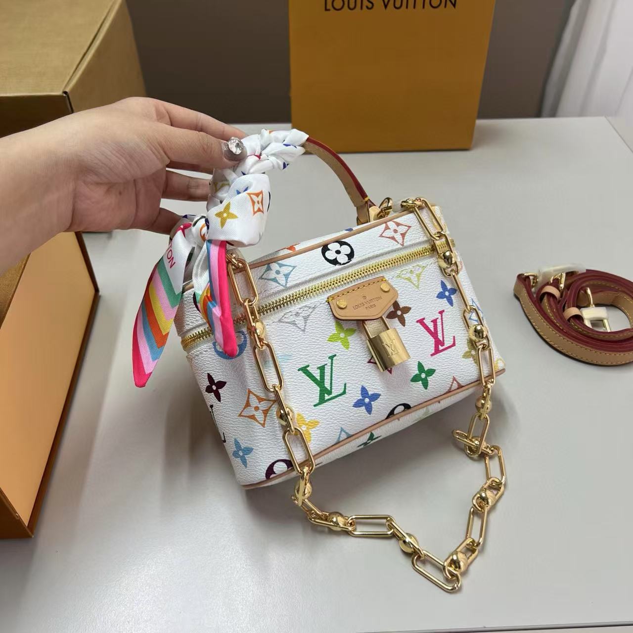 LVチェーンコスメバッグ【 50％割引+送料無料】
