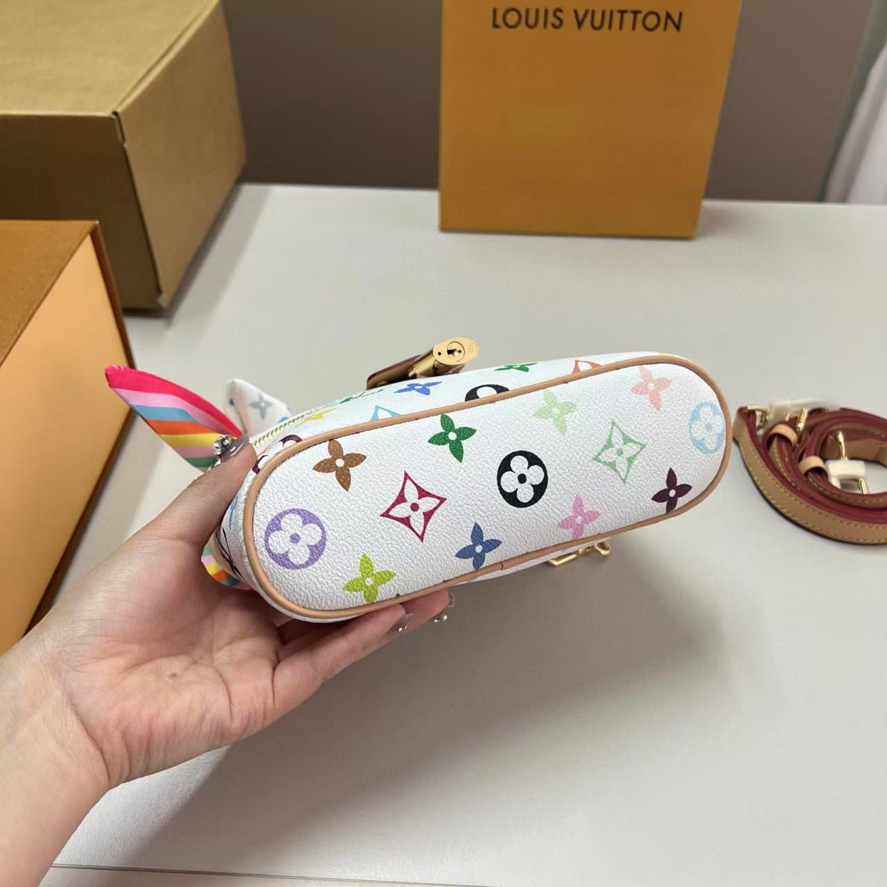 LVチェーンコスメバッグ【 50％割引+送料無料】