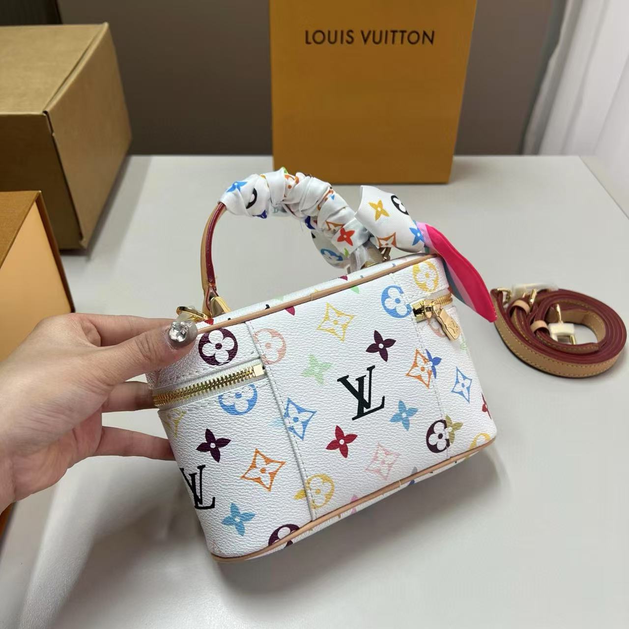 LVチェーンコスメバッグ【 50％割引+送料無料】