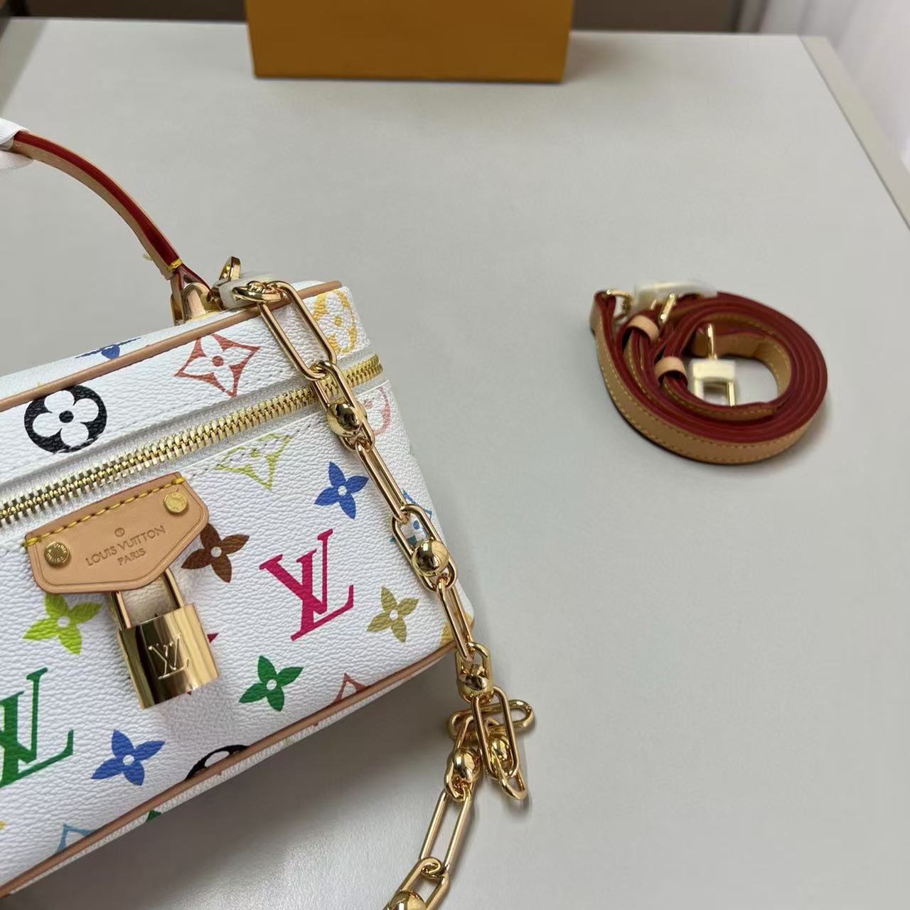 LVチェーンコスメバッグ【 50％割引+送料無料】