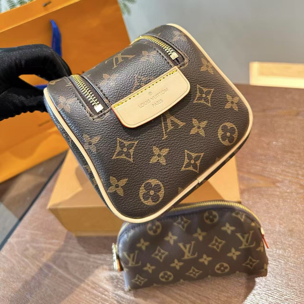 LV 2 in 1 コスメバッグ【 50％割引+送料無料】