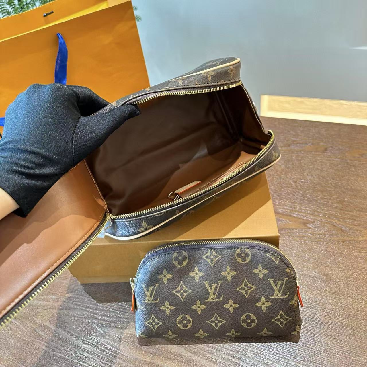 LV 2 in 1 コスメバッグ【 50％割引+送料無料】