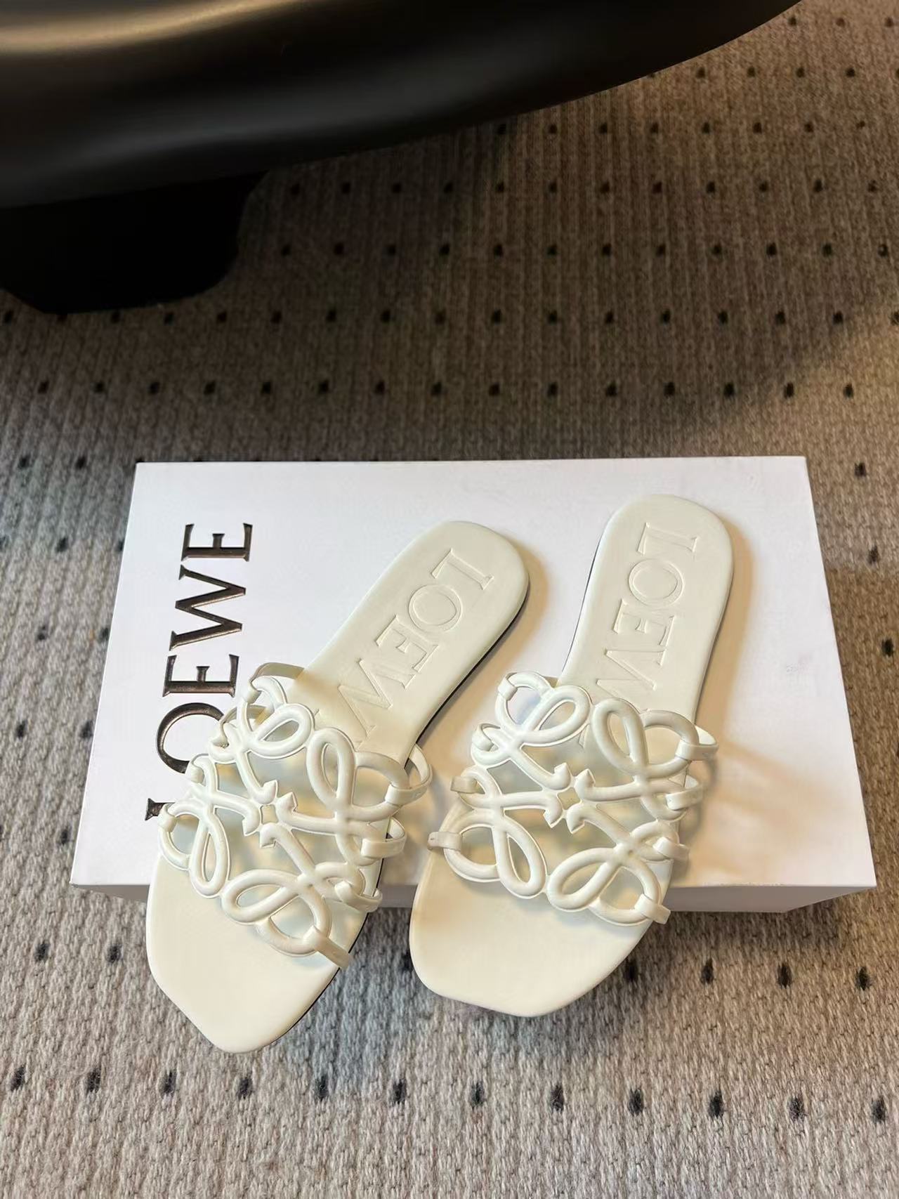 L0WEW 高品質シープスキンスリッパ【50％割引+送料無料】