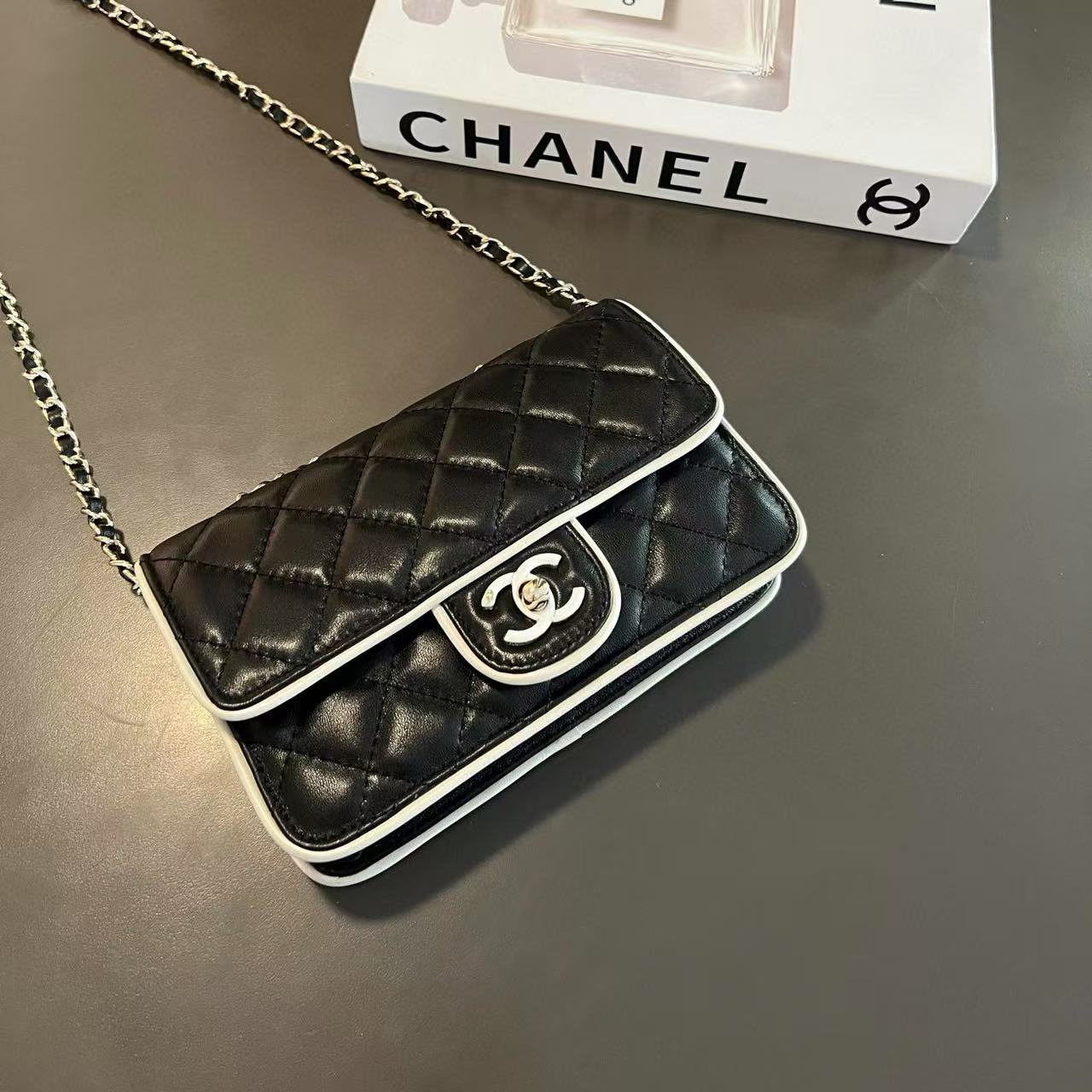 CHANE1 ブラックとホワイトのカラーマッチングチェーンショルダークロスボディバッグ【 50％割引+送料無料】