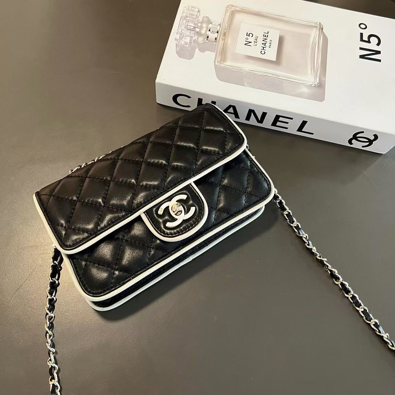 CHANE1 ブラックとホワイトのカラーマッチングチェーンショルダークロスボディバッグ【 50％割引+送料無料】