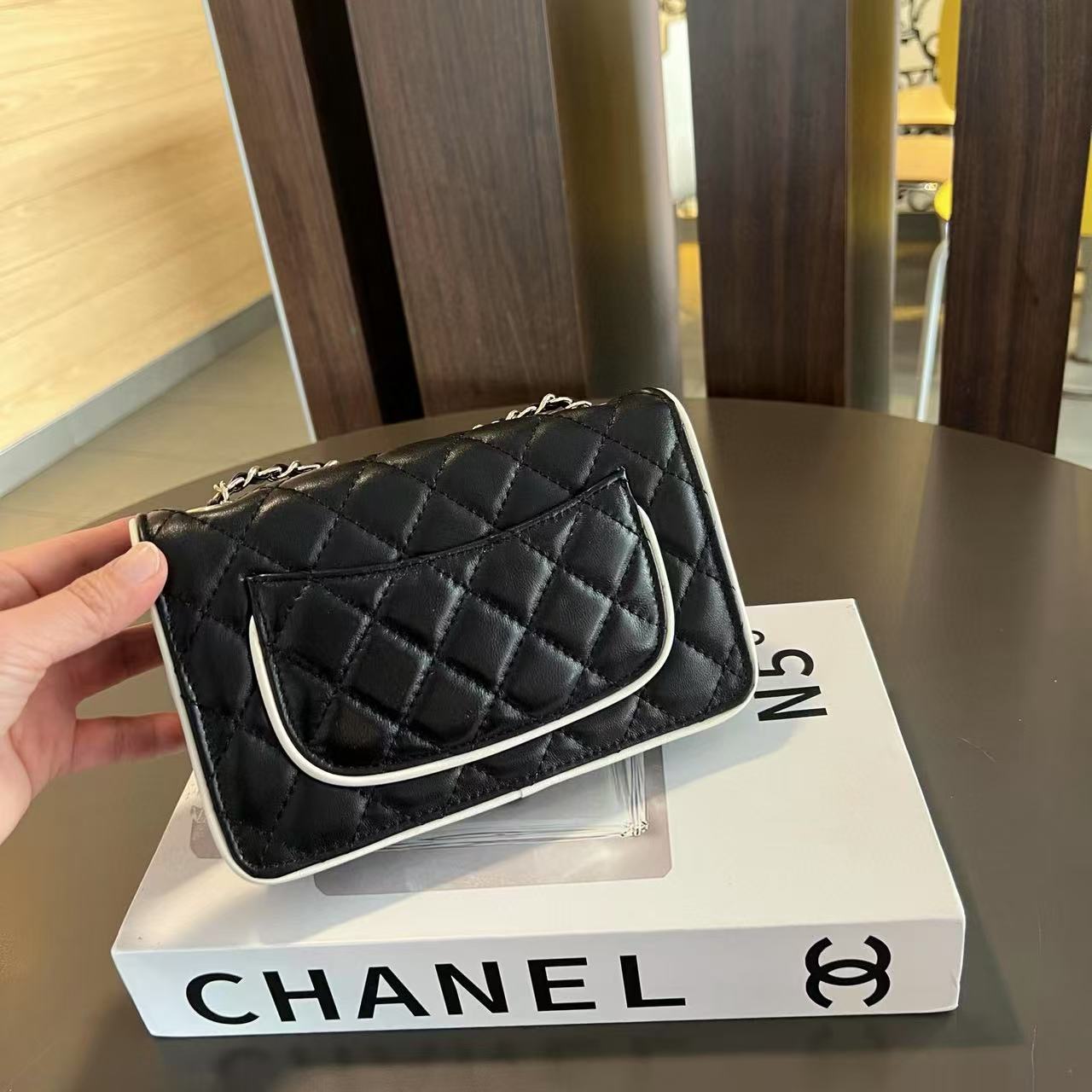 CHANE1 ブラックとホワイトのカラーマッチングチェーンショルダークロスボディバッグ【 50％割引+送料無料】
